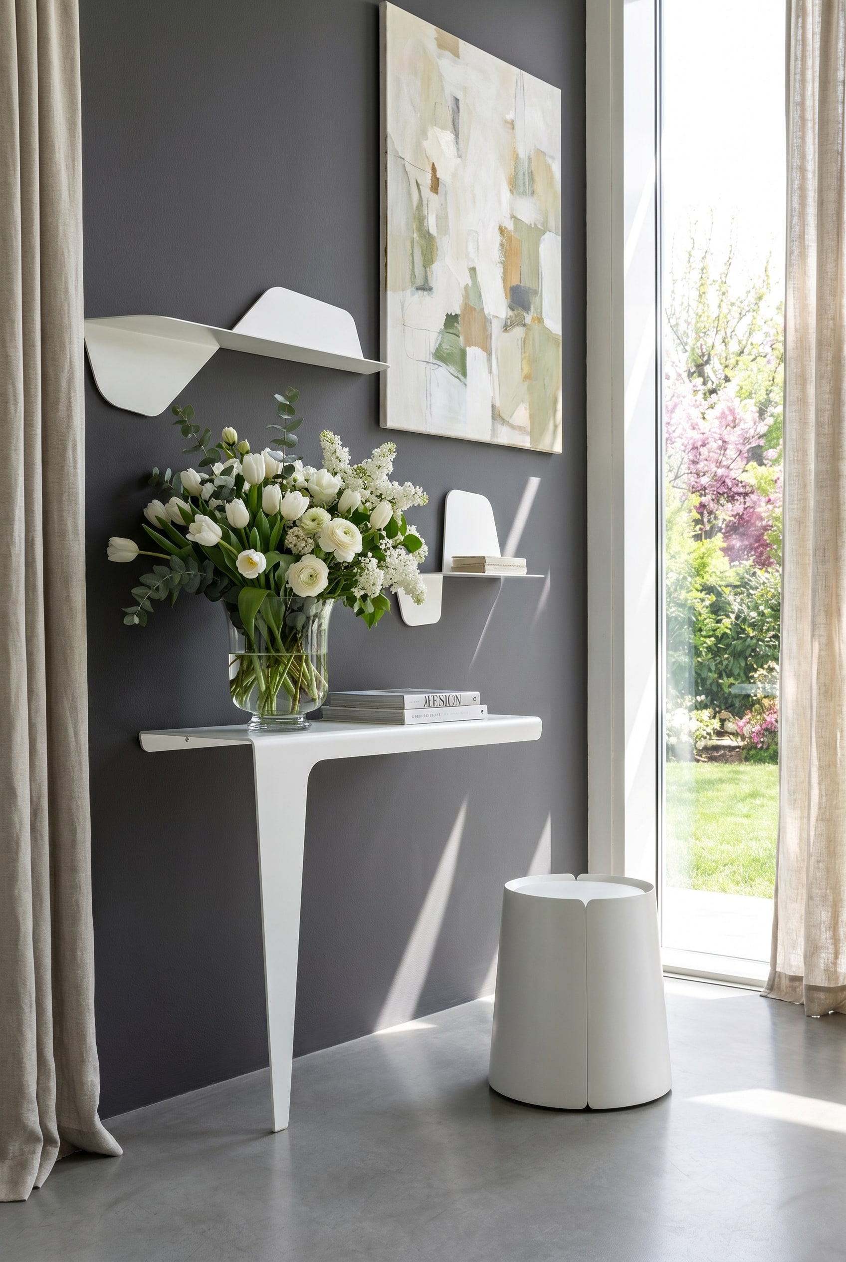 Avantgardistisches Entree mit asymmetrischer wei&szlig;er Metallkonsole, skulpturalem Hocker, puristischen Wandablagen und einer bodentiefen Fensterfront