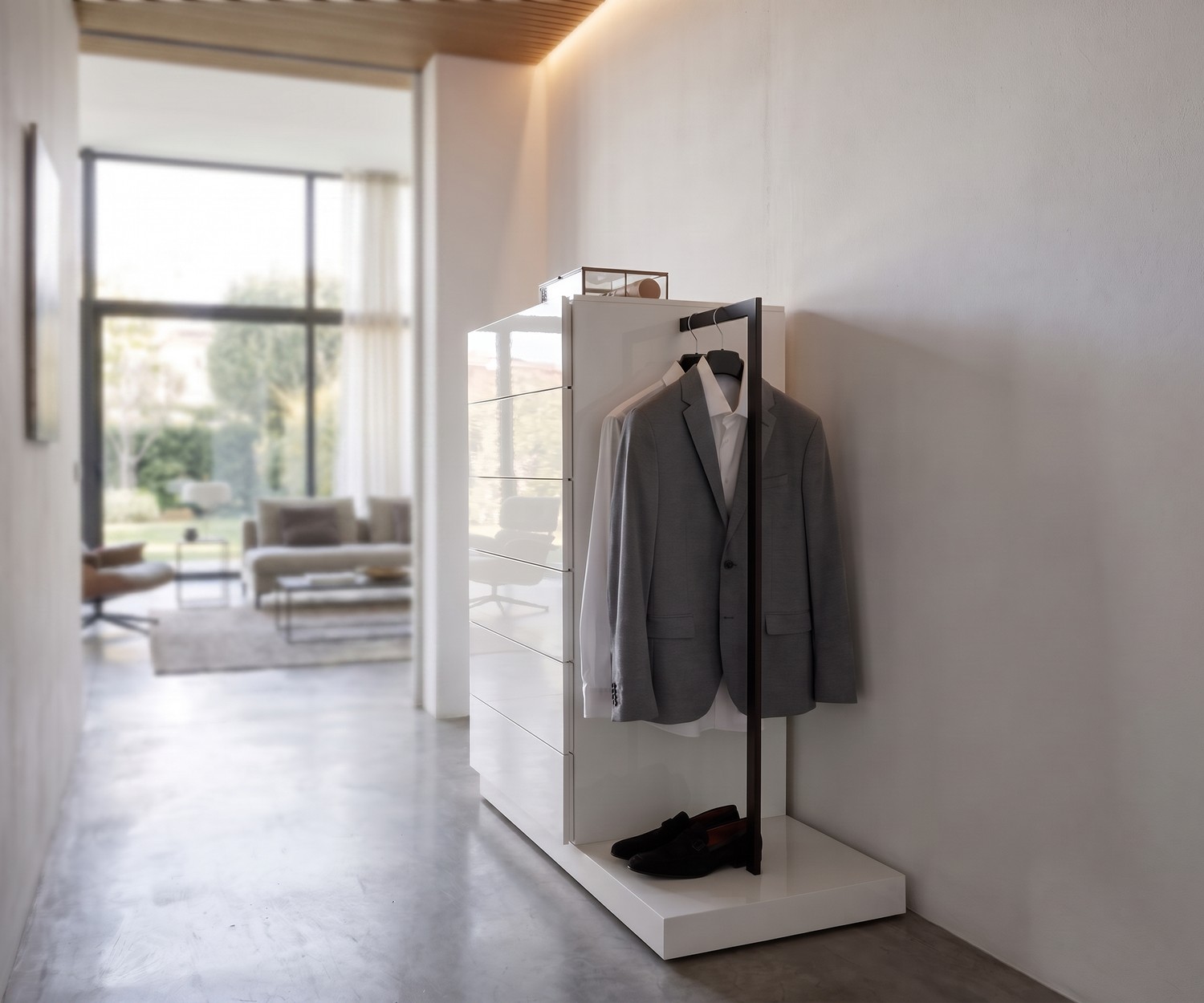 Hochkommode im Flur: Die weiße Novamobili Easy 6 mit integrierter Garderobe Zum Schmellen aufhängen von Kleidung.