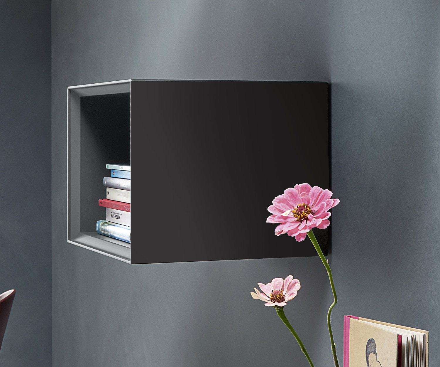 Mit Kanten auf Gehrung von 45 Grad verarbeiterer Hängeschrank Minimal von Livitalia Mit Kanten auf Gehrung von 45 Grad verarbeiterer Hängeschrank Minimal von Livitalia