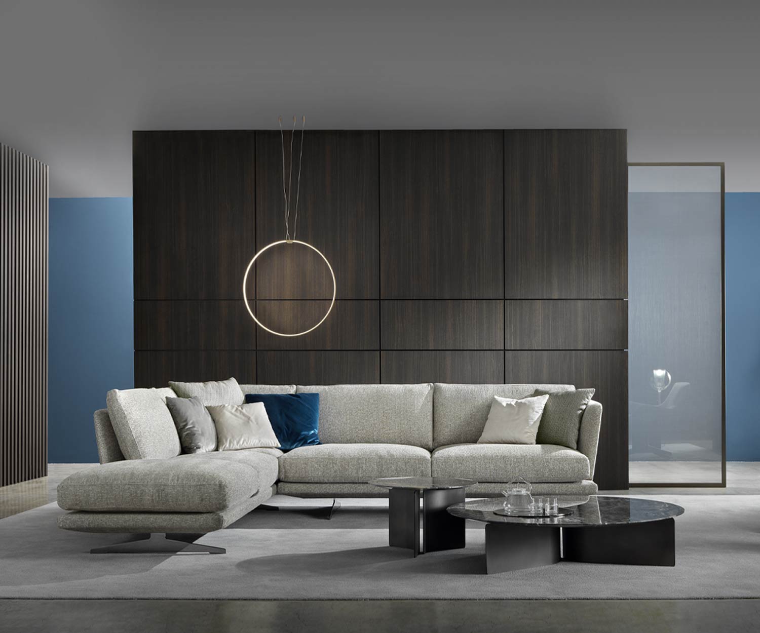 Runder Couchtisch Wave von Marelli im Wohnzimmer mit Couch Arabescato Marmor Runder Couchtisch Wave von Marelli im Wohnzimmer mit Couch Arabescato Marmor