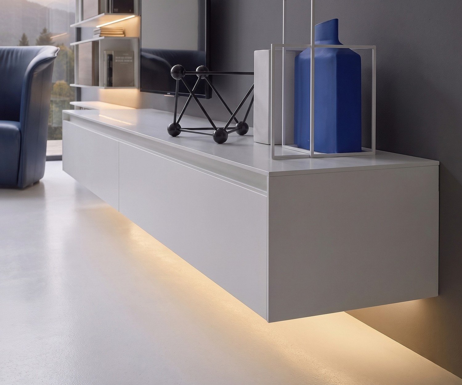 Hängendes TV-Lowboard Novamobili Reverse in Weiß mit LED-Beleuchtung im modernen Wohnzimmer