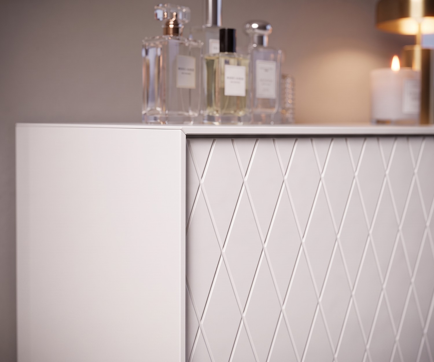 Modernes Design Highboard e-klipse 009 in Weiß al2 e-klipse 009 Highboard fürs Schlafzimmer in Weiß mit modernem Rautenmuster und filigranen Beinen.