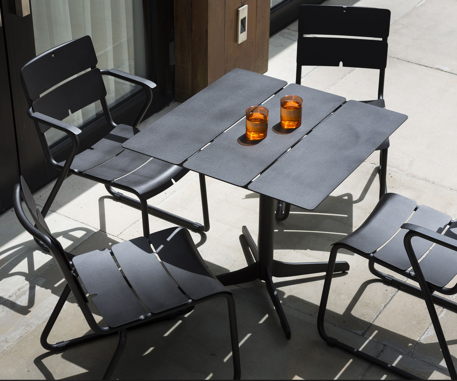 Oasiq Ceru Aluminium Esstisch B 70 cm anthrazit