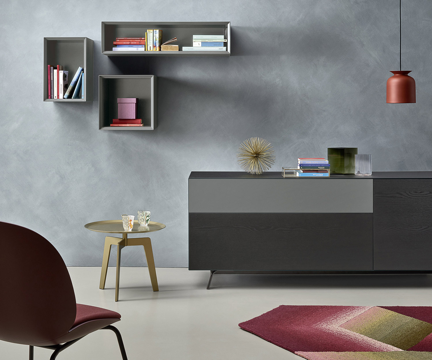 Exklusiver Livitalia Minimal Design Hängeschrank in Grau Matt lackiert hängend über Sieboard Exklusiver Livitalia Minimal Design Hängeschrank in Grau Matt lackiert hängend über Sieboard
