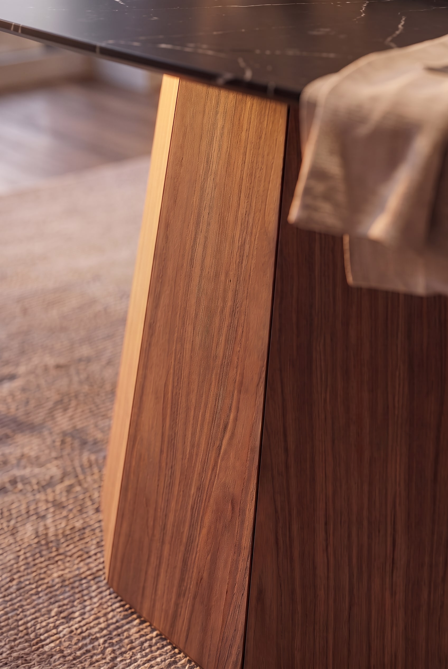 Detailopname van de polygonale tafelsokkel van foutloos, warm walnoothoutfineer.