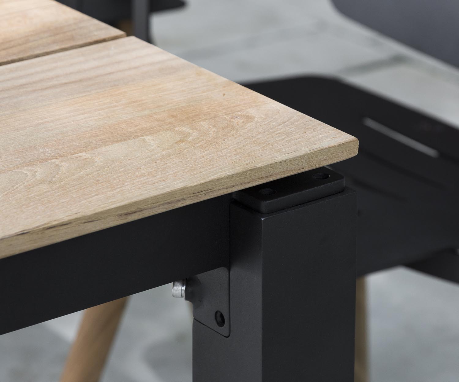 Moderner Oasiq Machar Design Gartentisch Teak im Detail Tischplatte und Beine