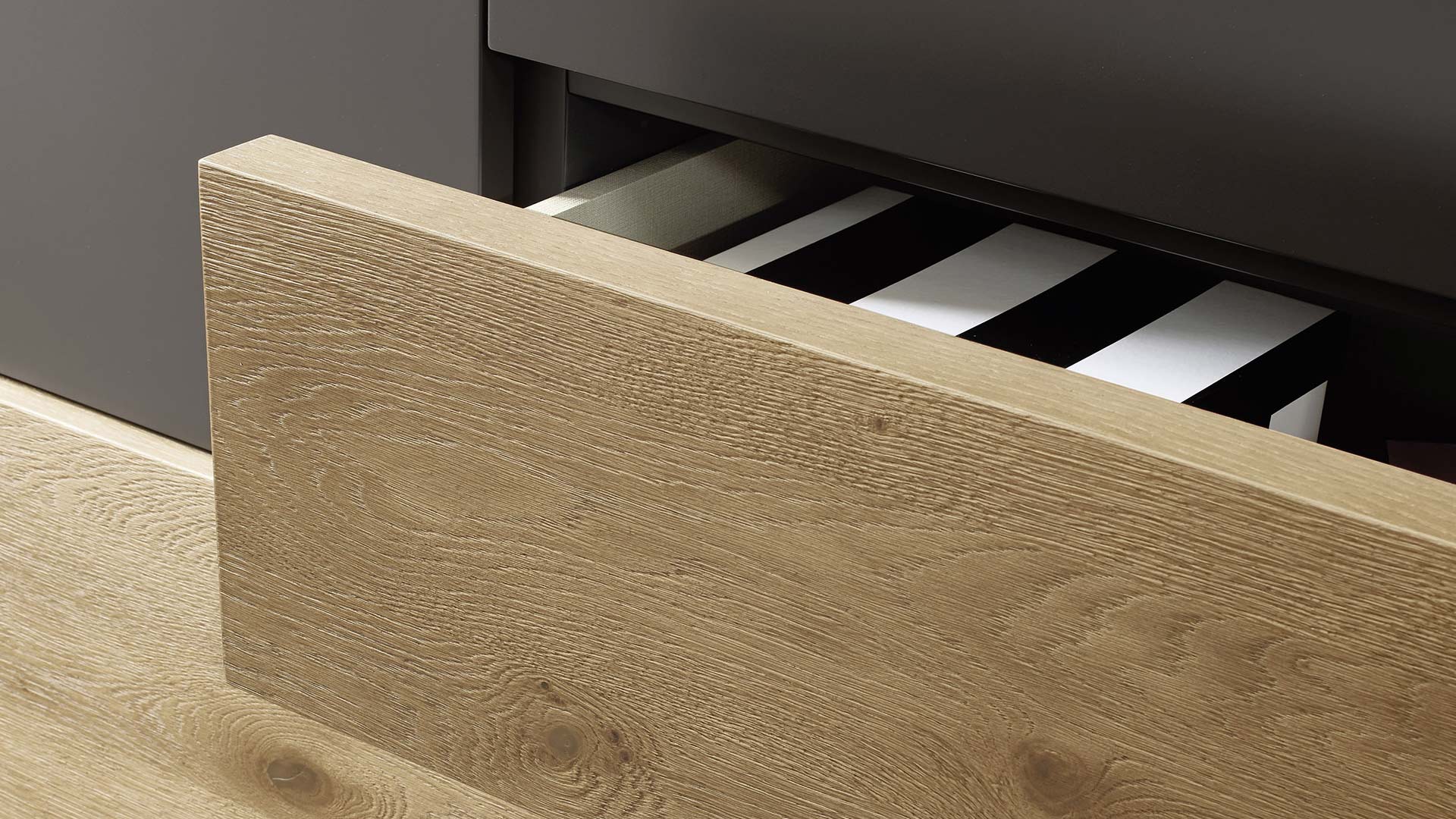 Advantages of veneered chipboard over solid wood