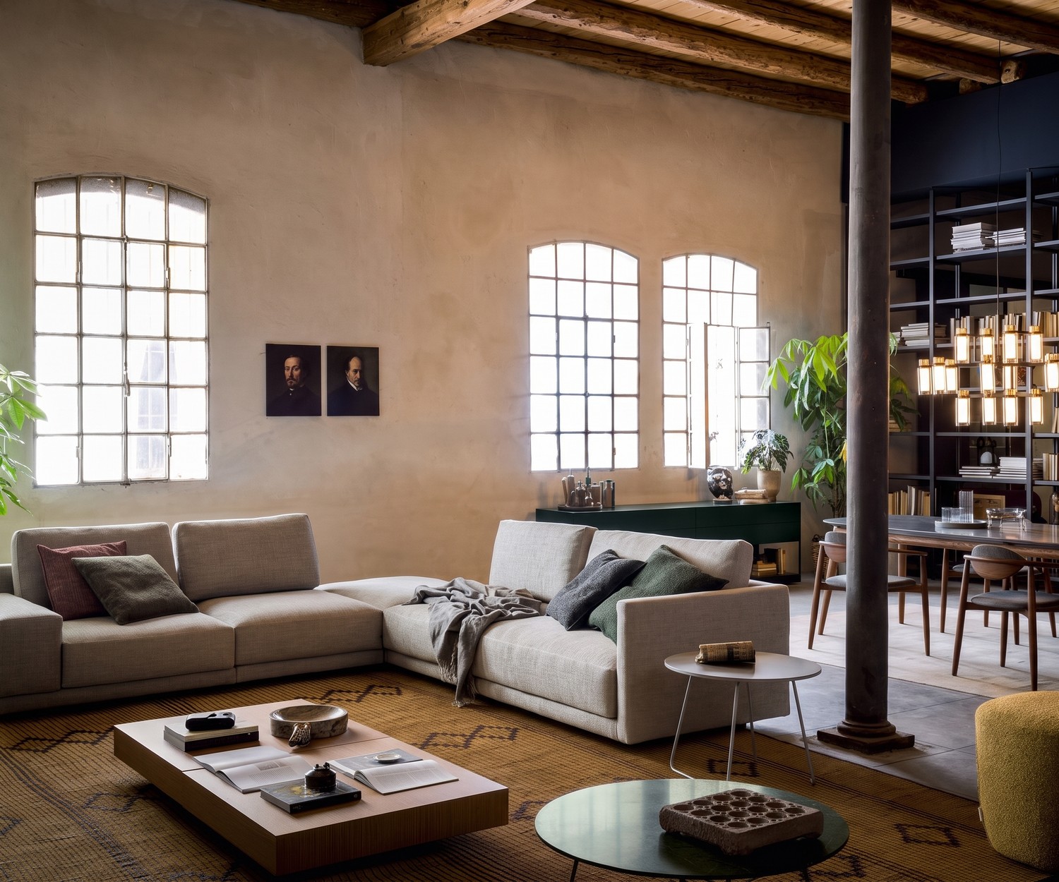 Beistelltisch Orbis von Novamobili als stilvolle Ablage im Loft-Wohnzimmer neben einem hellen Ecksofa.