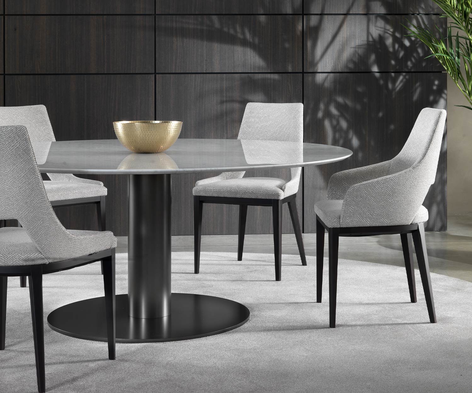 Eleganter Marmor Design Esstisch Marelli Break in Esszimmer Zone mit vier Esstischstühlen