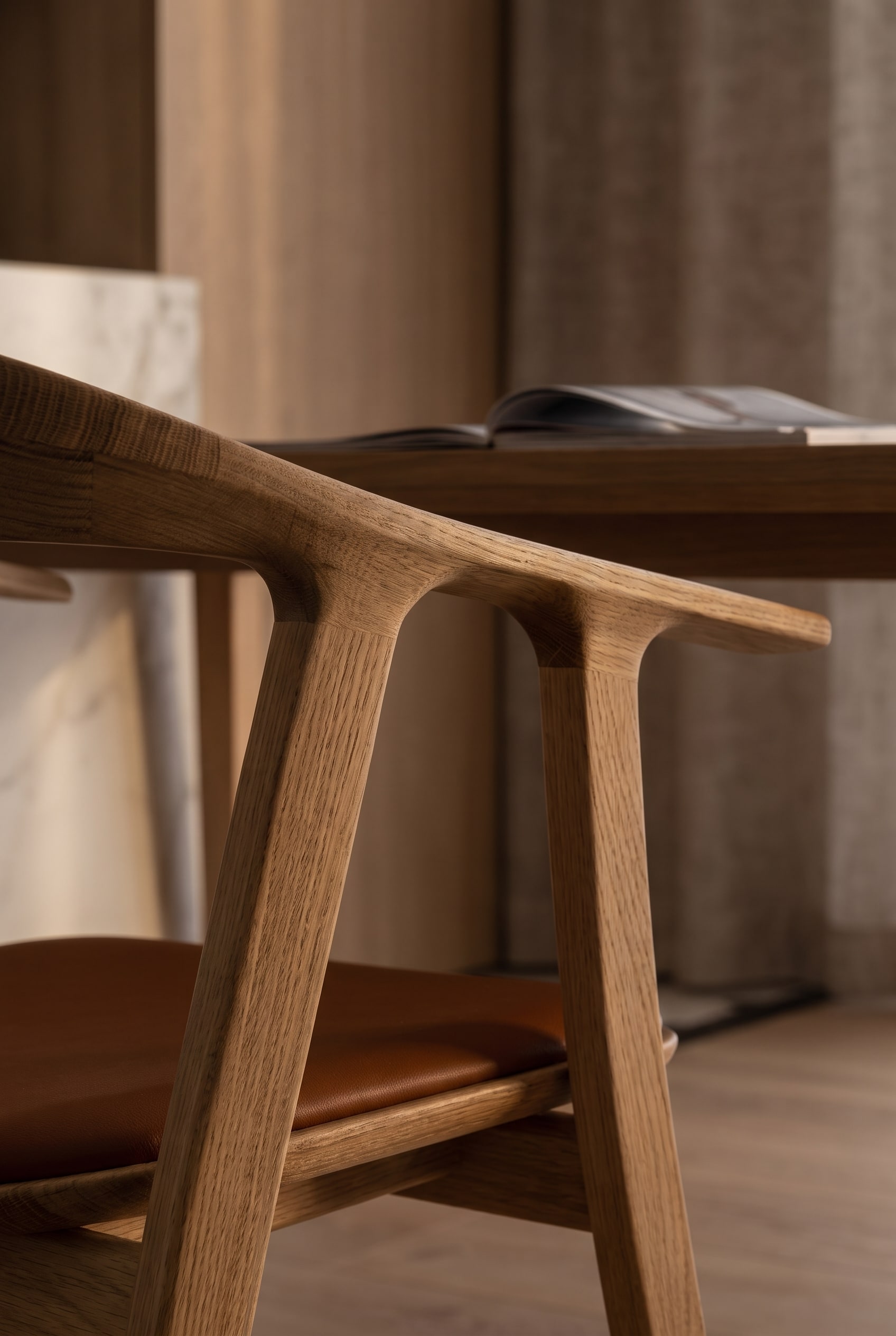 Detailaufnahme der Holzmaserung eines hochwertigen Holzstuhls