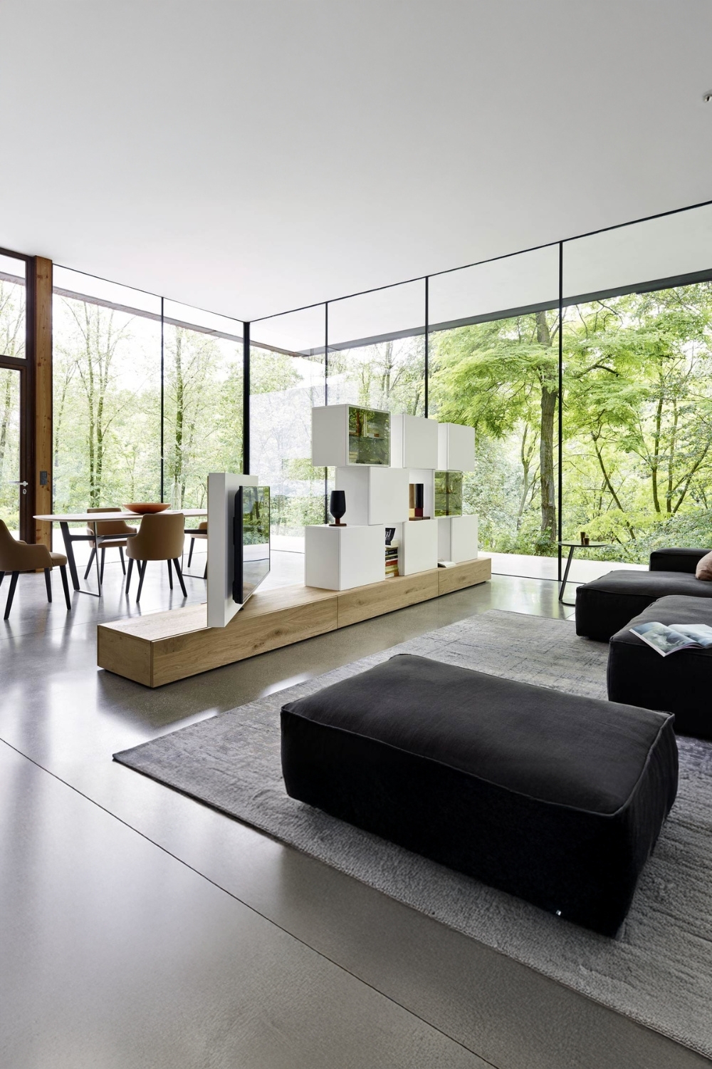 grosses-wohnzimmer-mit-multifunktionalem-raumteiler