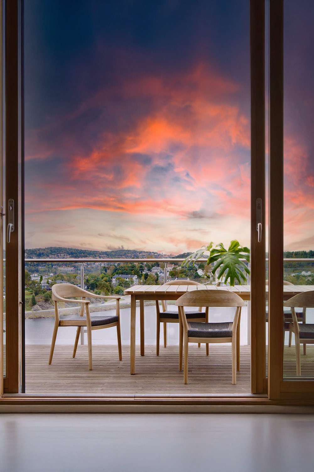 grosser-balkon-mit-gartenmoebeln-aus-hochwertigem-teakholz