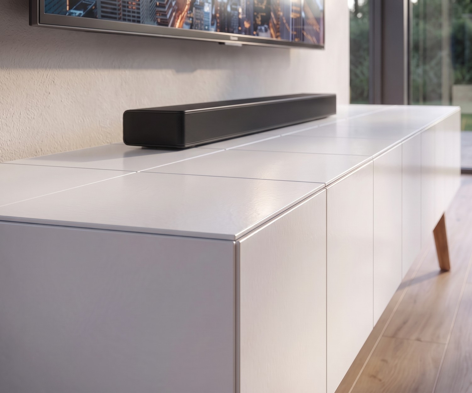 al2 TV-Lowboard MOS-I-KO 005 B in Weiß für Wohnzimmer, modernes Design mit eleganten Holzbeinen und einer Soundbar.