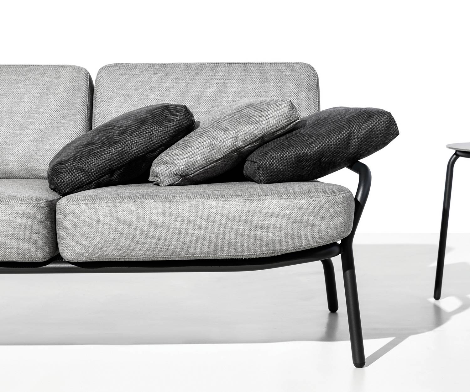 Hochwertiges Todus Starling Design Outdoor Sofa im Detail Polsterauflage und Gestell Hochwertiges Todus Starling Design Outdoor Sofa im Detail Polsterauflage und Gestell