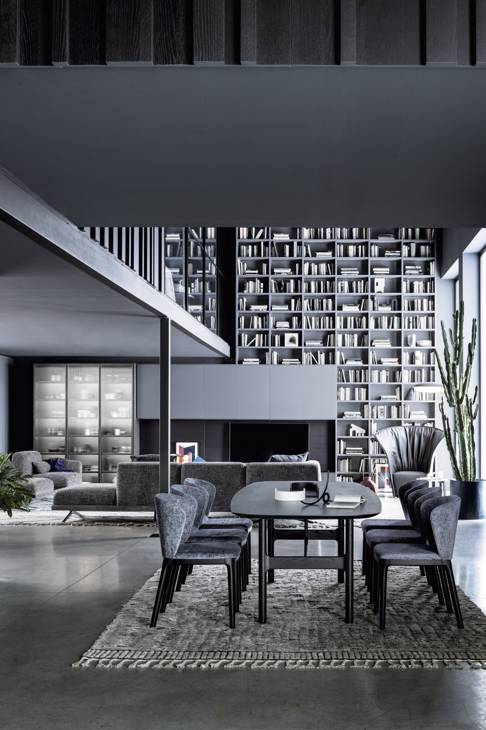wohn-und-esszimmer-mit-einheitlicher-grundfarbe-und-massiver-buecherwand