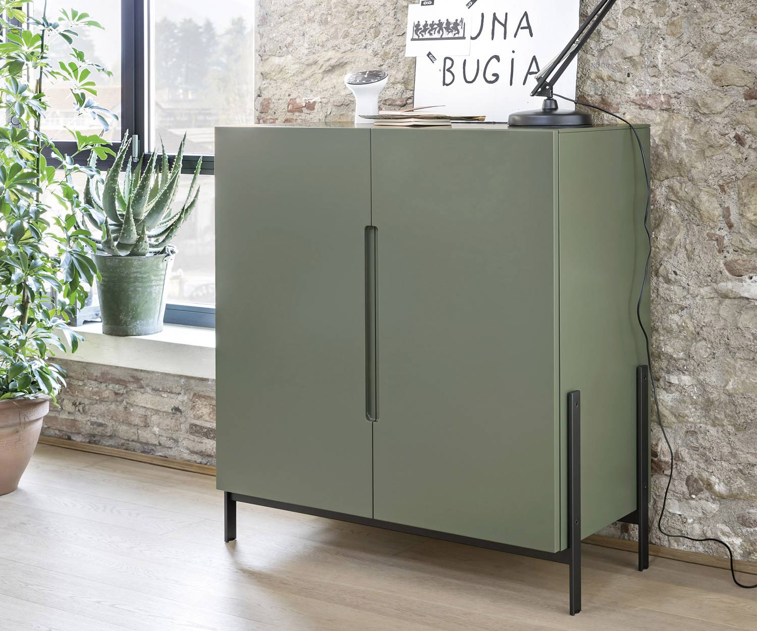 Matt grün lackiertes Float Highboard von Novamobili mit schmalen Füßen im Wohnzimmer