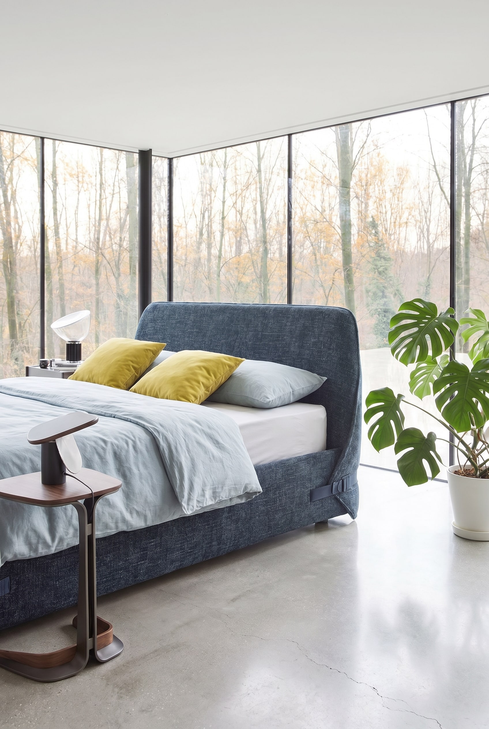 Elegant designerbed met opgerolde textielwaren op de achtergrond, focus op hoogwaardige texturen