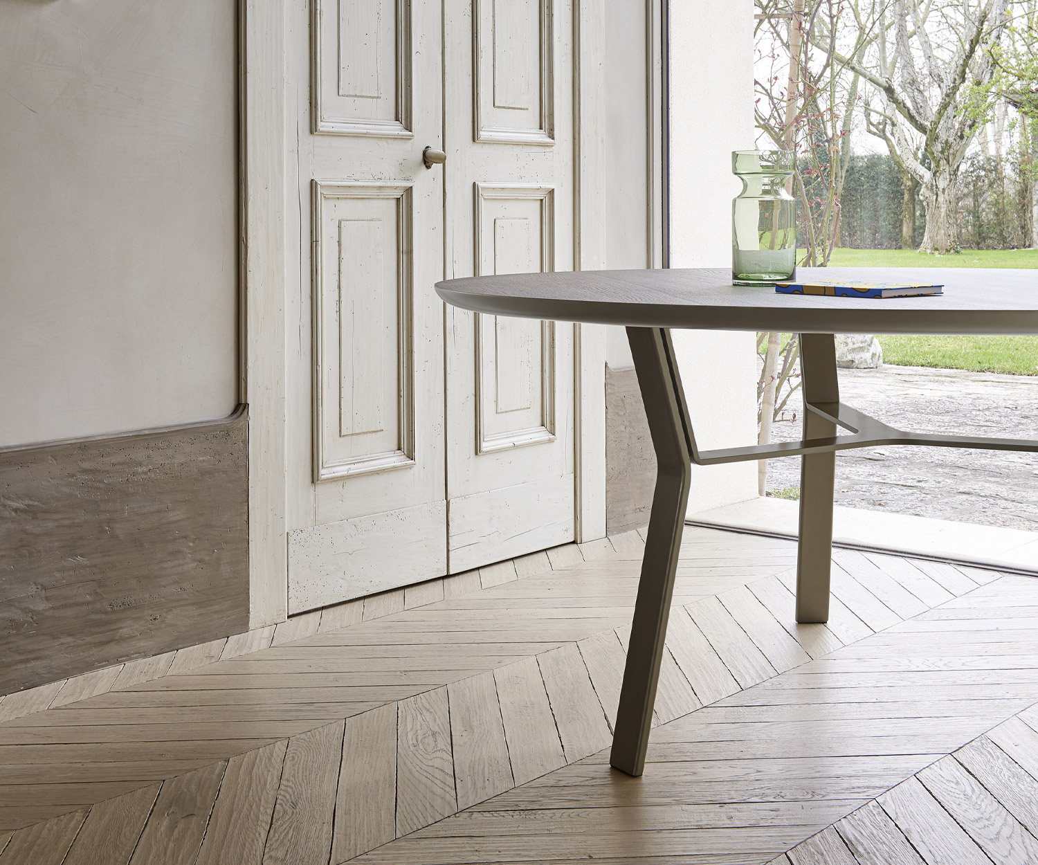 Livitalia Dining room table Iron in detail Edge of the table top and the base with brown epoxy coating Livitalia Dining room table Iron in detail Edge of the table top and the base with brown epoxy coating