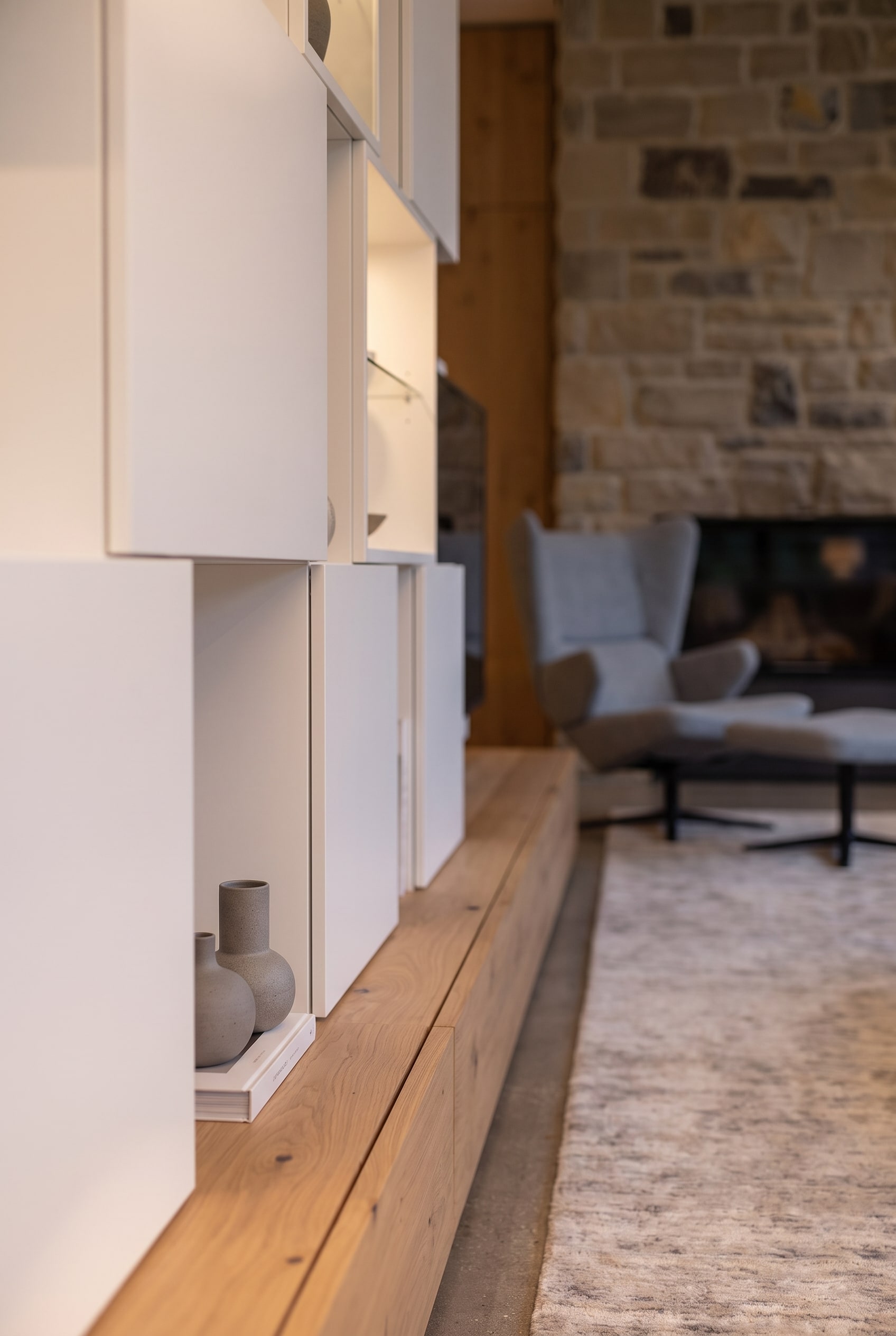 Vrijstaande Livitalia wandmeubel C46 als elegante roomdivider in de woonkamer met open nissen