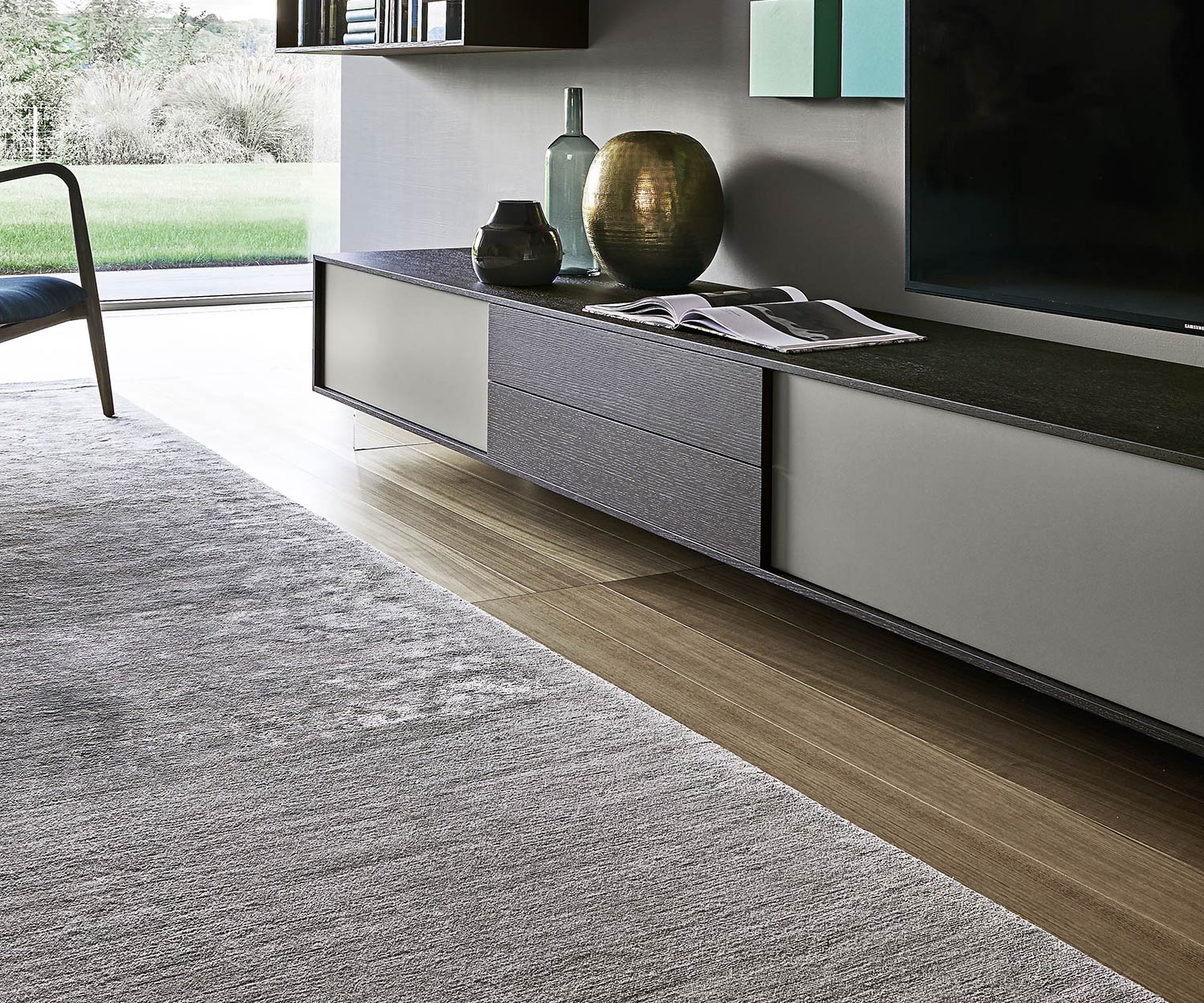 Livitalia Design wall unit C18 in detail with the design lowboard on pedestals Livitalia Design wall unit C18 in detail with the design lowboard on pedestals