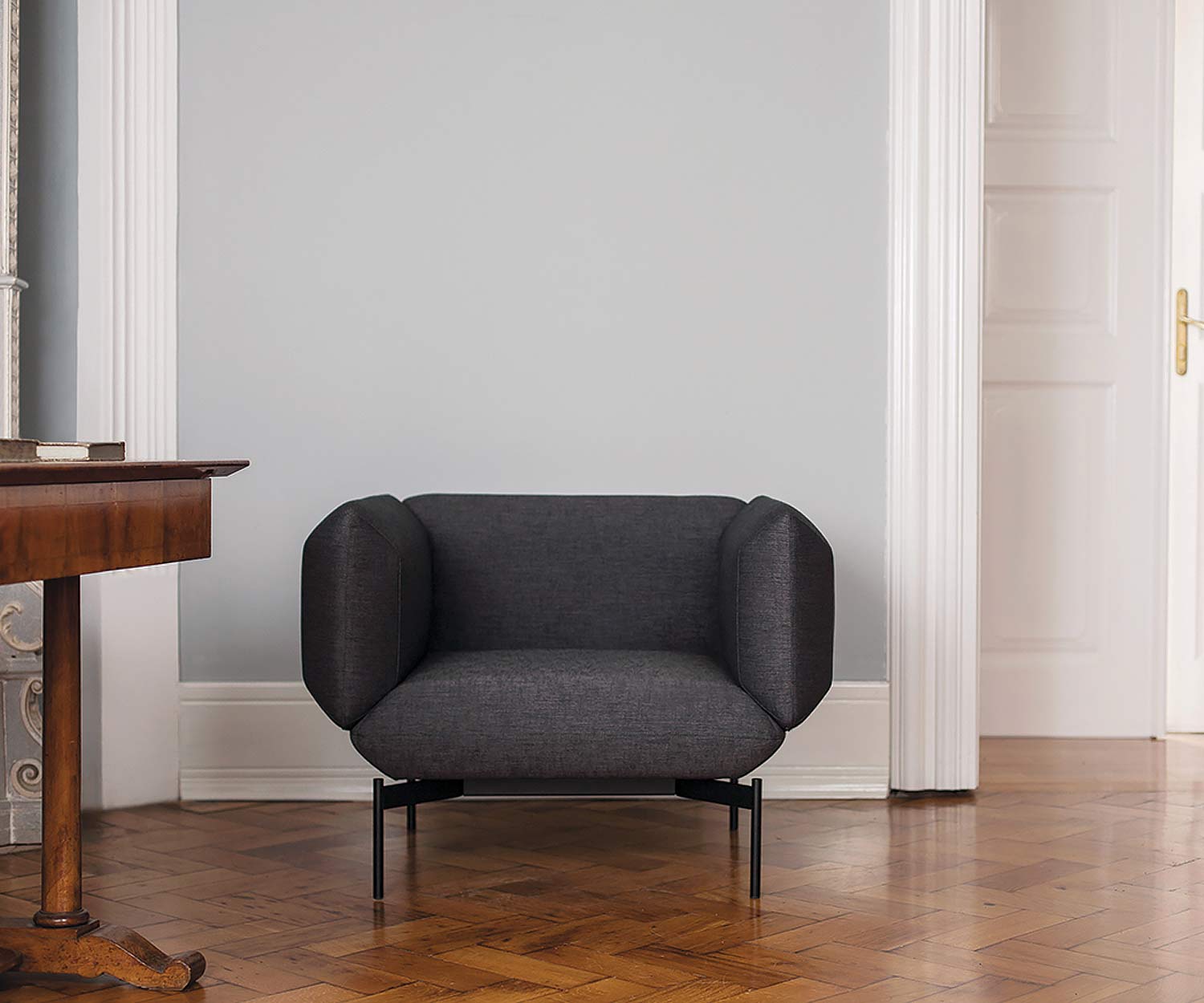 Hochwertiger Prostoria Design Sessel Segment mit schwarzem Bezug im Wohnzimmer Hochwertiger Prostoria Design Sessel Segment mit schwarzem Bezug im Wohnzimmer