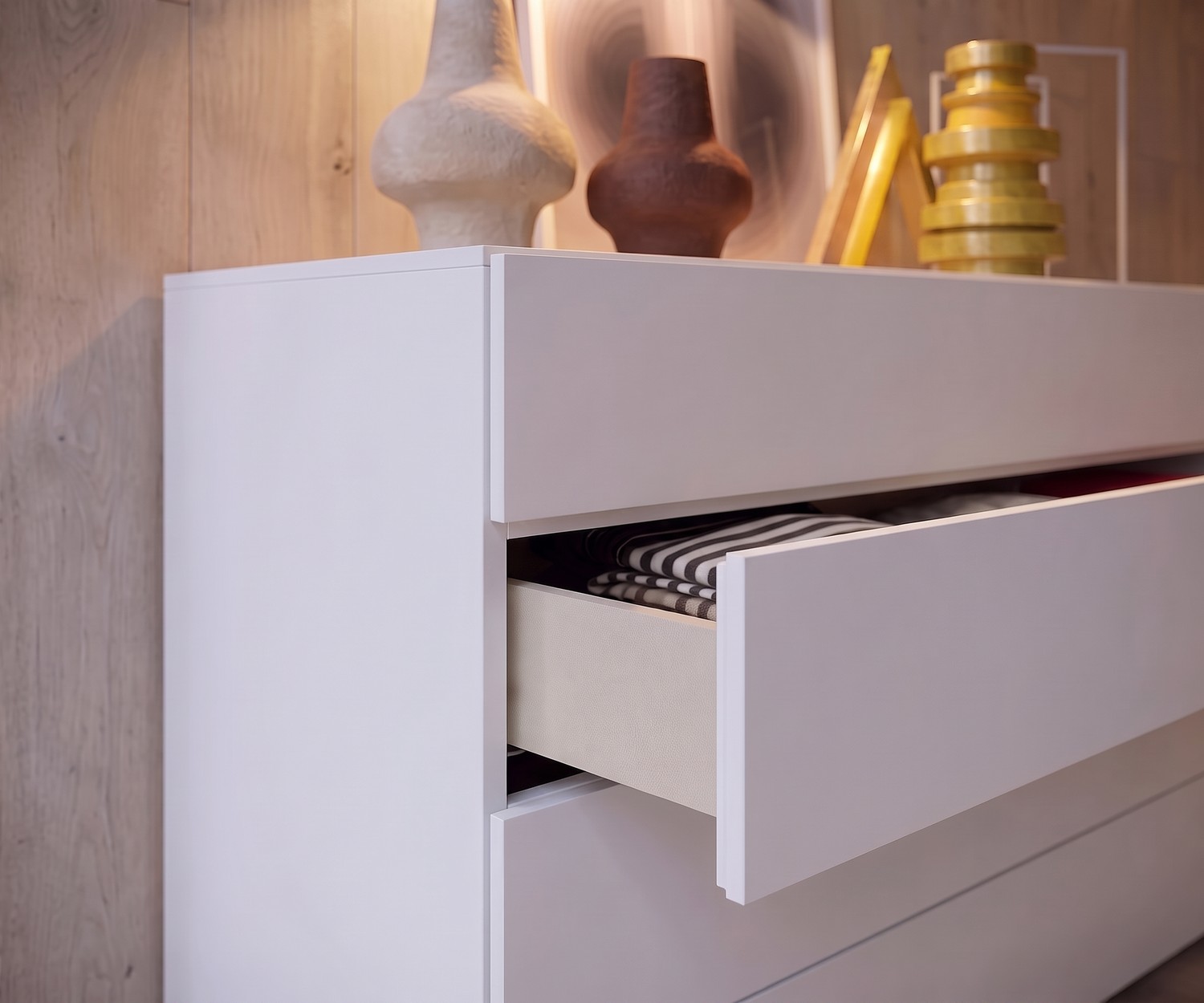 Novamobili Kommode Easy mit geöffneter Schublade für Kleidung, weiße moderne Design-Kommode im Schlafzimmer
