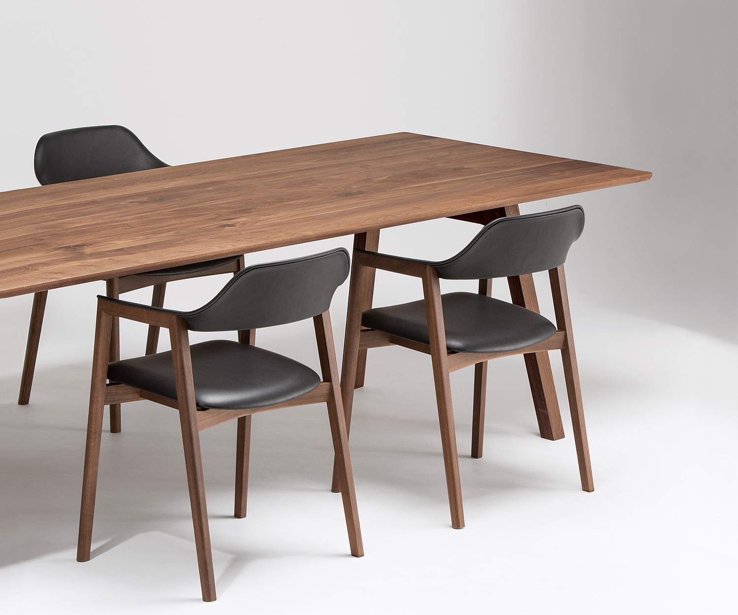 Conde House Ten Design Tisch in Walnuss Massivholz mit Stühlen im Einsatz