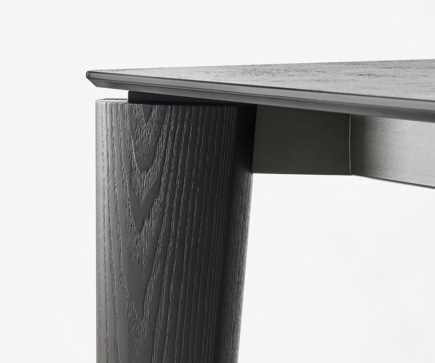 Hochwertiger Esstisch Desco von Livitalia Detail der dünnen Tischplatte und der Eschenbeine