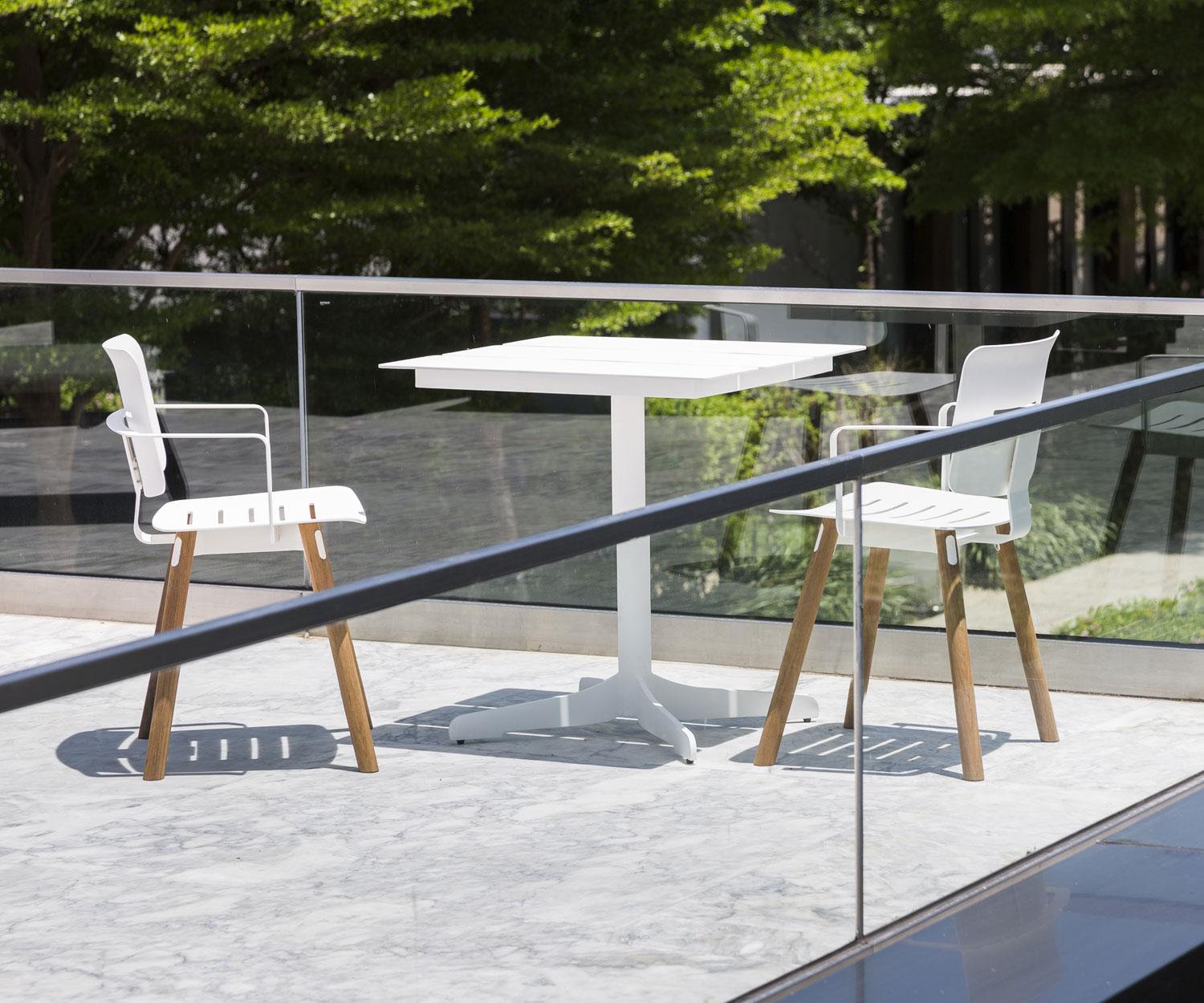 Weißer Oasiq Ceru Design Gartentisch mit zwei Gartenstühlen auf Terrasse