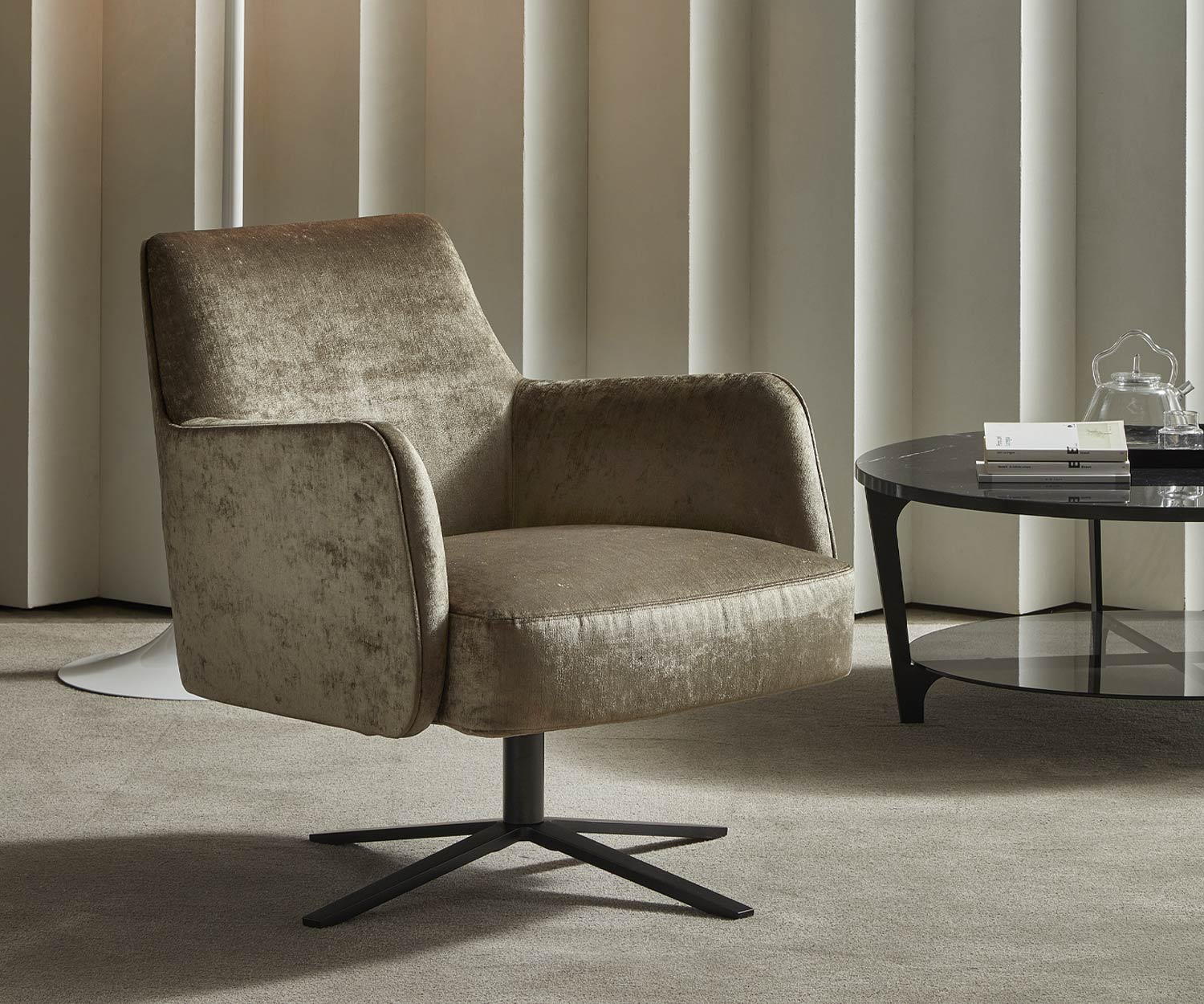 Exklusiver Marelli Design Sessel Clipper in Beige mit Kreuzdrehgestell Exklusiver Marelli Design Sessel Clipper in Beige mit Kreuzdrehgestell