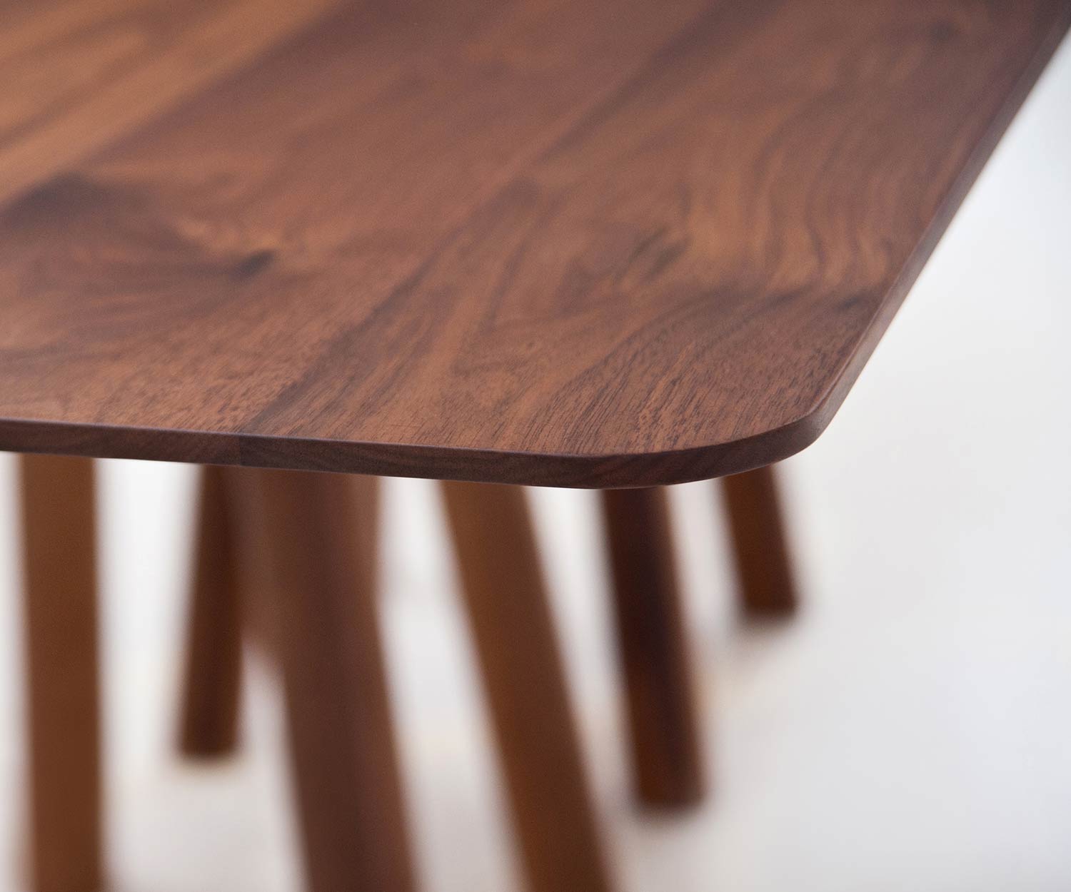 Design Esstisch Detail konkave abgerundete Ecken Walnuss Tischplatte Massivholz Design Esstisch Detail konkave abgerundete Ecken Walnuss Tischplatte Massivholz