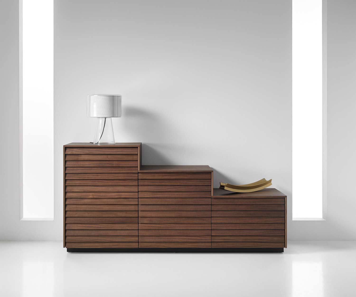 Moderner Design Konfigurator mit drei Modulen als Sideboard mit Walnuss Furnier