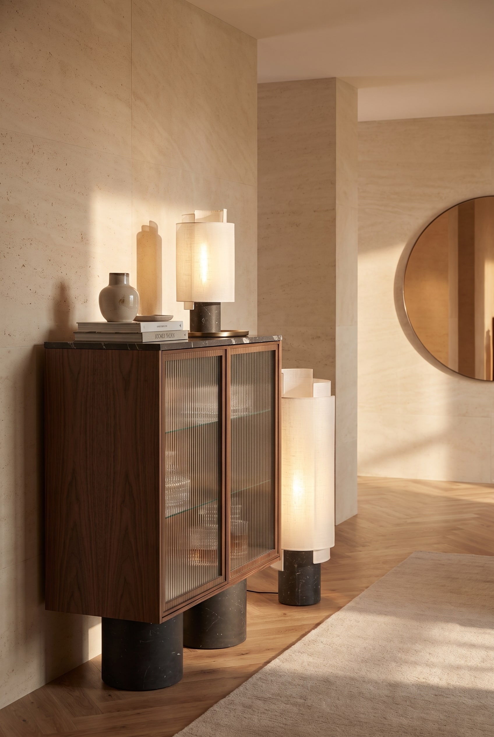 Lampada da tavolo scultorea in pietra e lino su una console scura in un ingresso purista