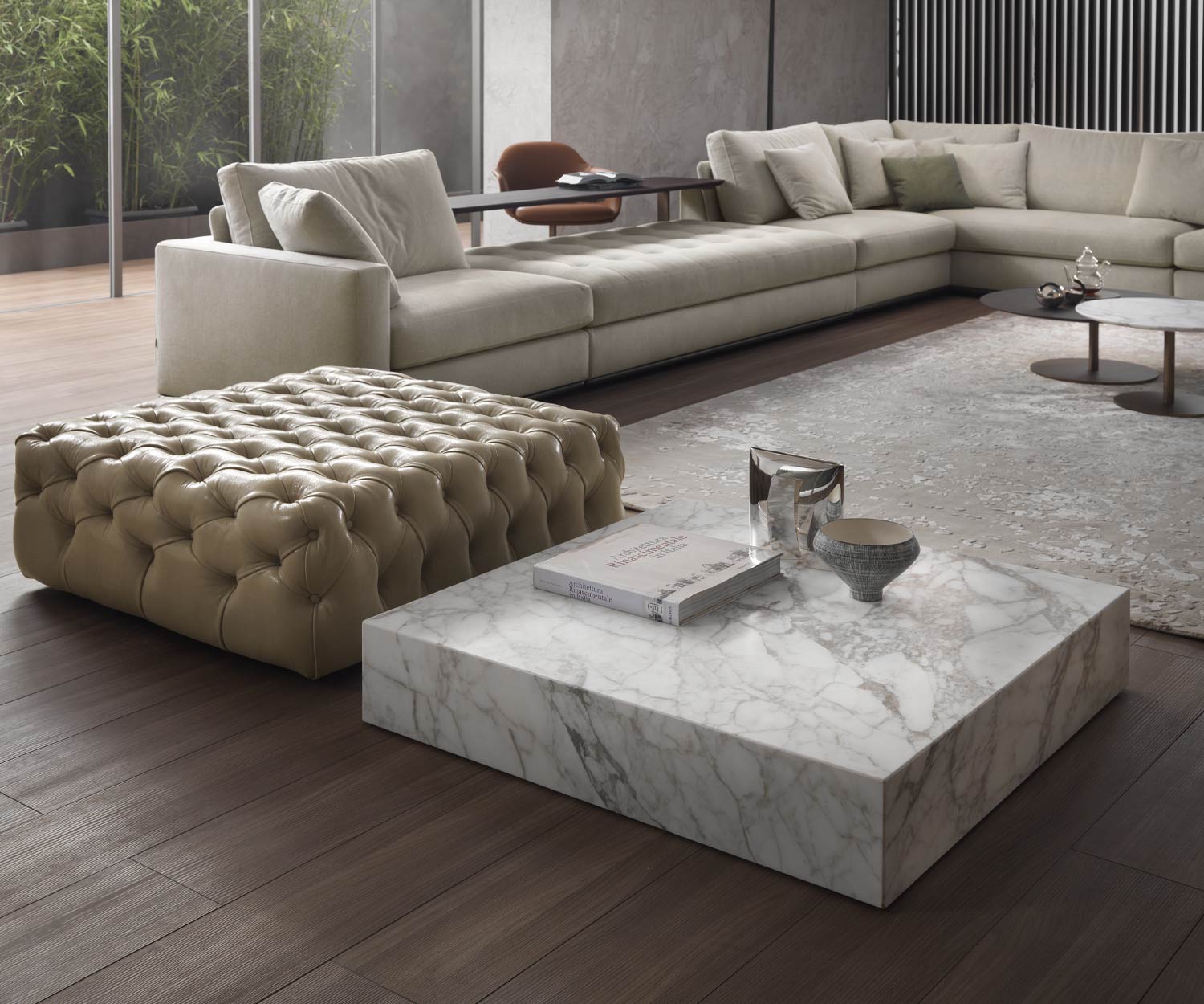 Sockelloser Marmor Couchtisch Thor von Marelli in Calacatta Gold neben Hocker Sockelloser Marmor Couchtisch Thor von Marelli in Calacatta Gold neben Hocker