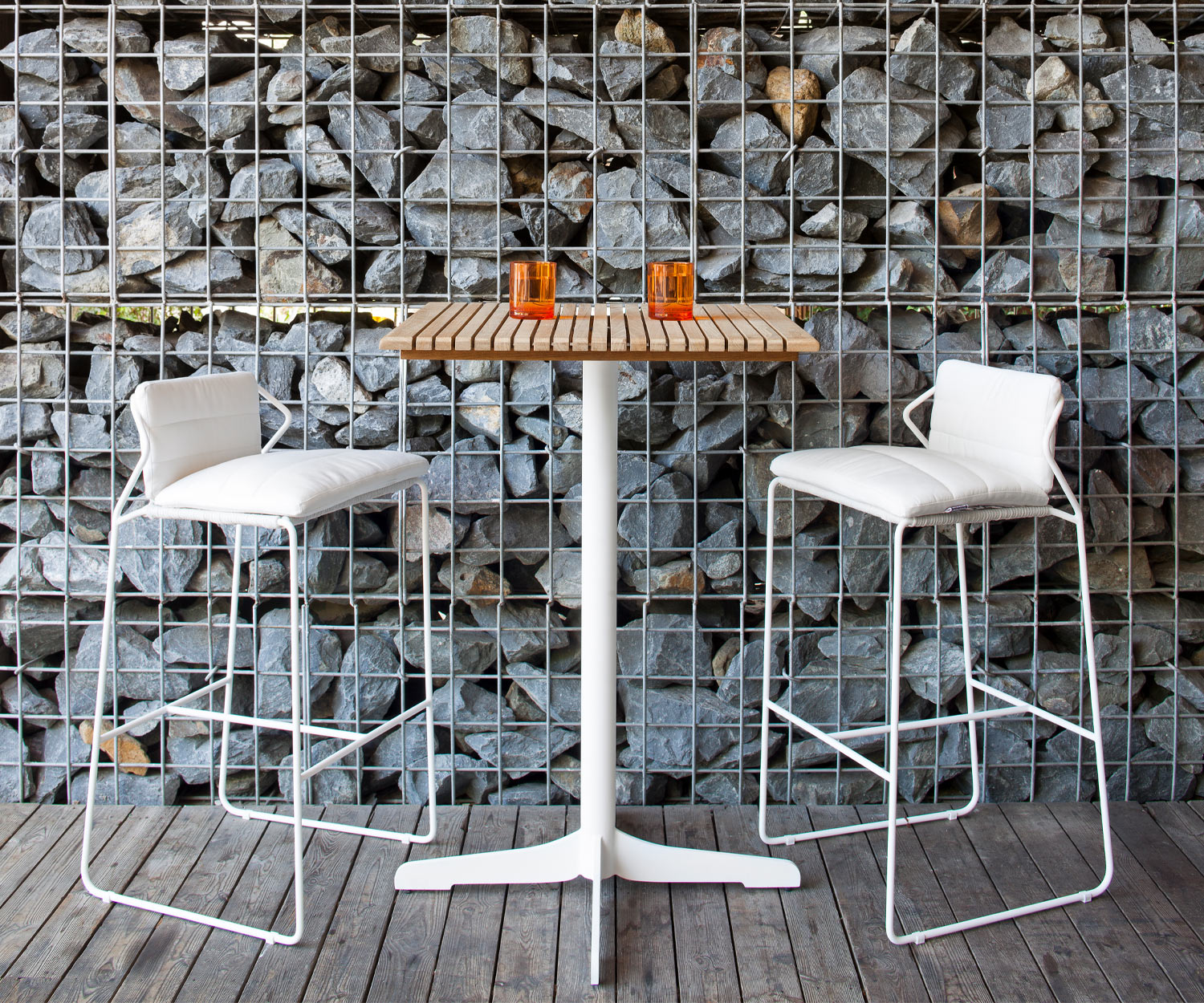 Exklusiver Oasiq Ceru Designer Bartisch Gestell Weiß Teak Holz Tischplatte mit Barstühlen Exklusiver Oasiq Ceru Designer Bartisch Gestell Weiß Teak Holz Tischplatte mit Barstühlen