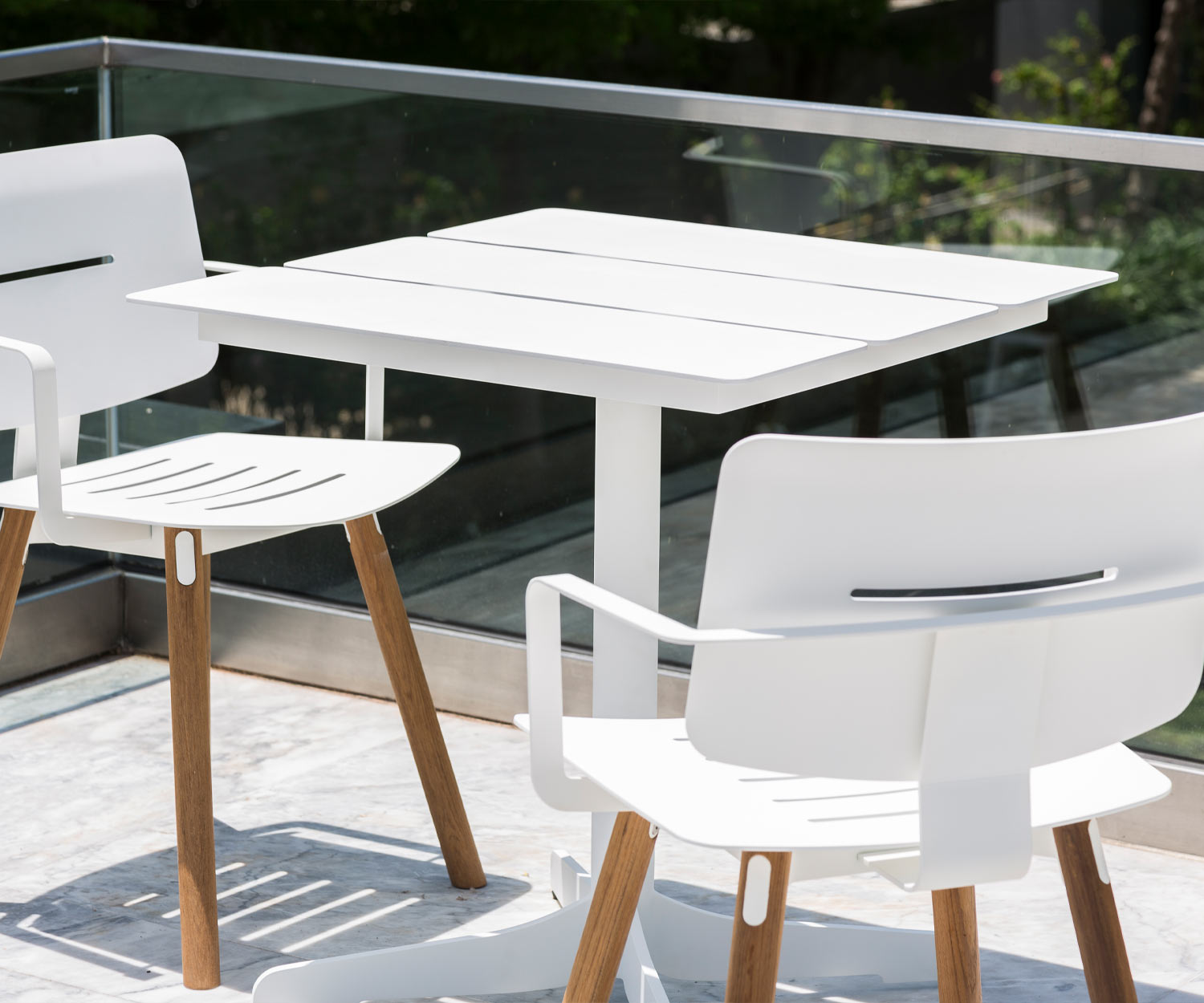 Completely white-coloured Ceru garden table with chairs on terrace Completely white-coloured Ceru garden table with chairs on terrace