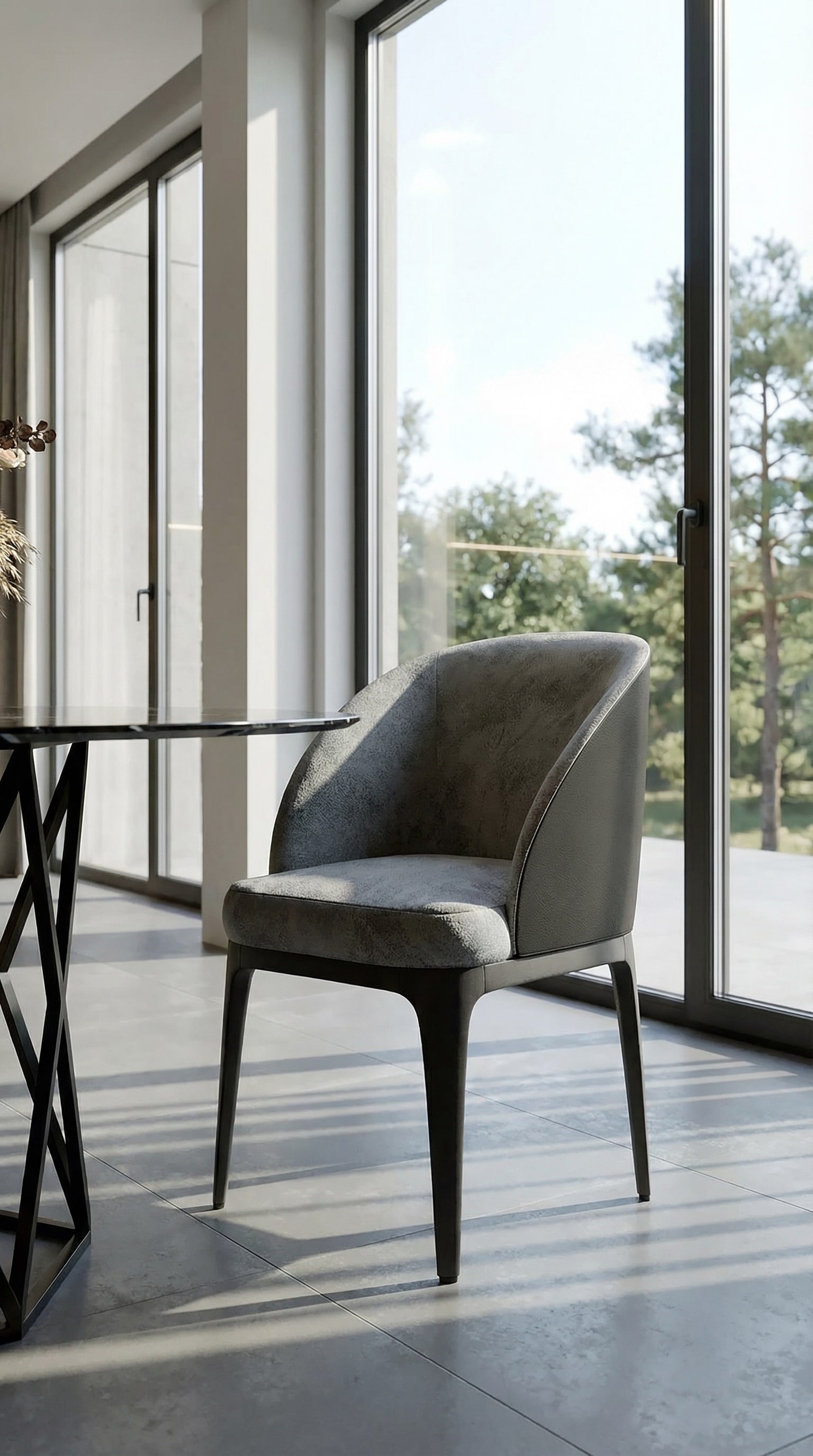 Fauteuil gris minimaliste devant une élégante table en marbre noir dans un coin repas moderne Fauteuil gris minimaliste devant une élégante table en marbre noir dans un coin repas moderne