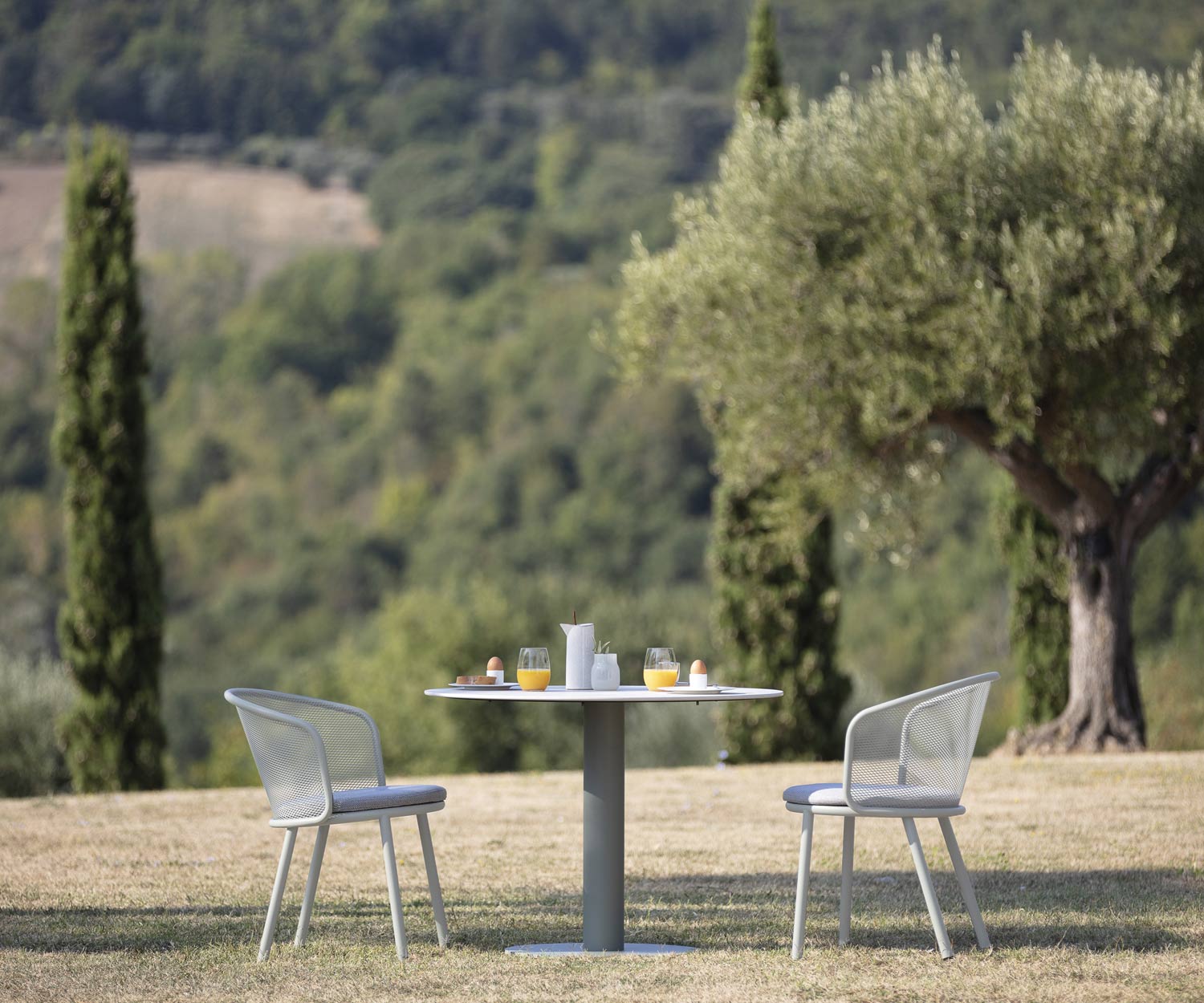 Exklusiver Todus Baza Design Gartenstuhl mit weißem Gestell und grauem Sitzpolster