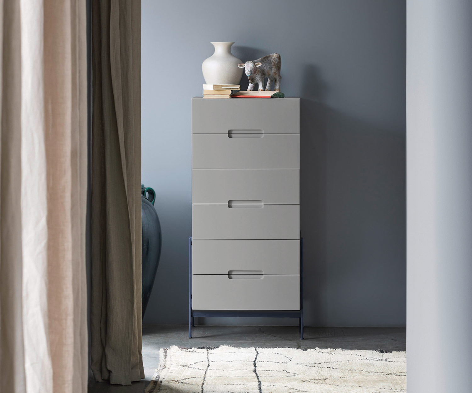Novamobili Hochkommode Float 58 cm breit Korpus Hellgrau Füße Blau