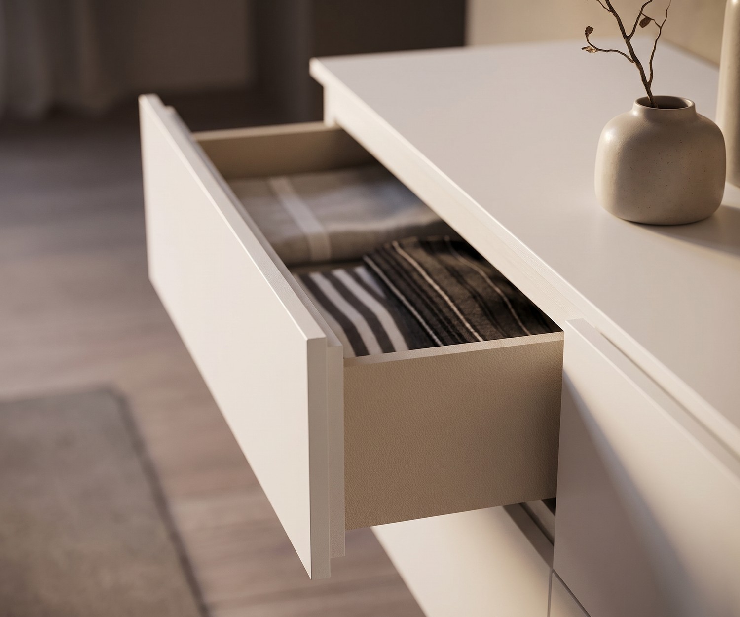 Hängekommode im Schlafzimmer: Weiße Novamobili Hängekommode Easy mit 4 Schubladen in modernem, minimalistischem Design.