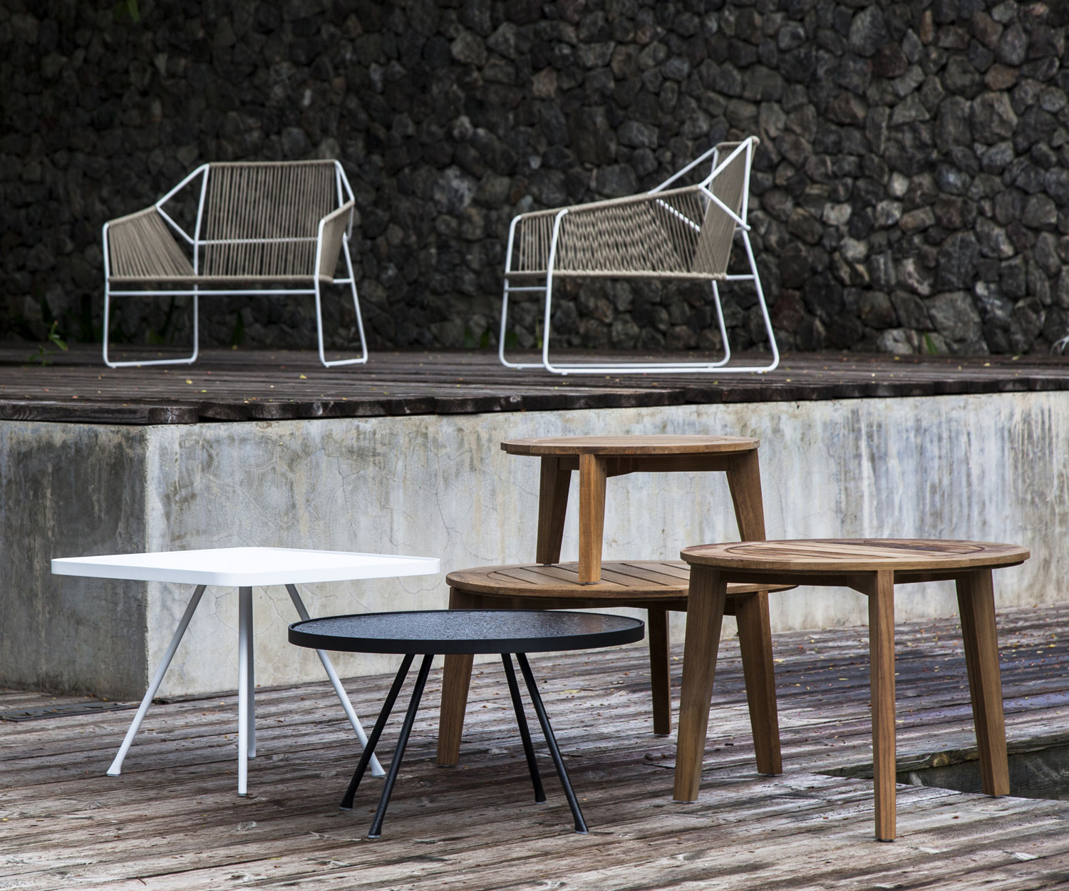 Design Beistelltisch Gartentisch mit anderen Varianten zusammen im Garten