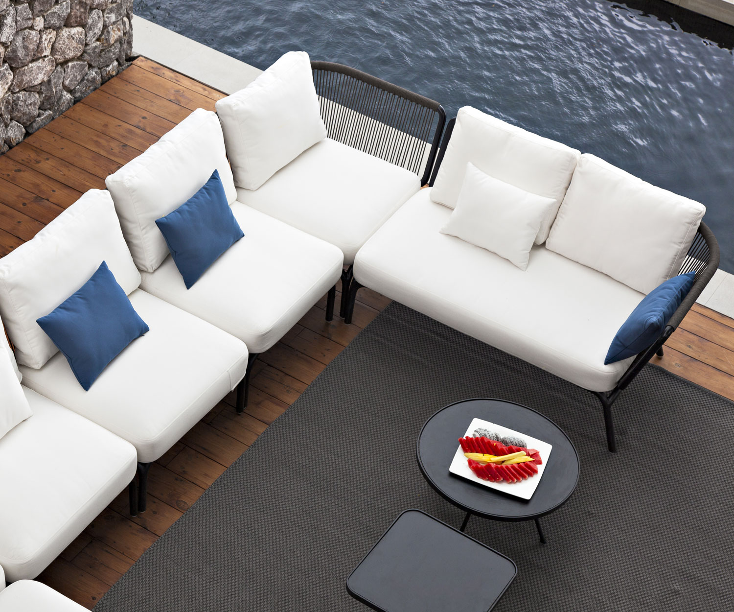 Oasiq Yland Eckbank Design Sofa mit einem Yland 1 Sitzer mit weißer Polsterauflage