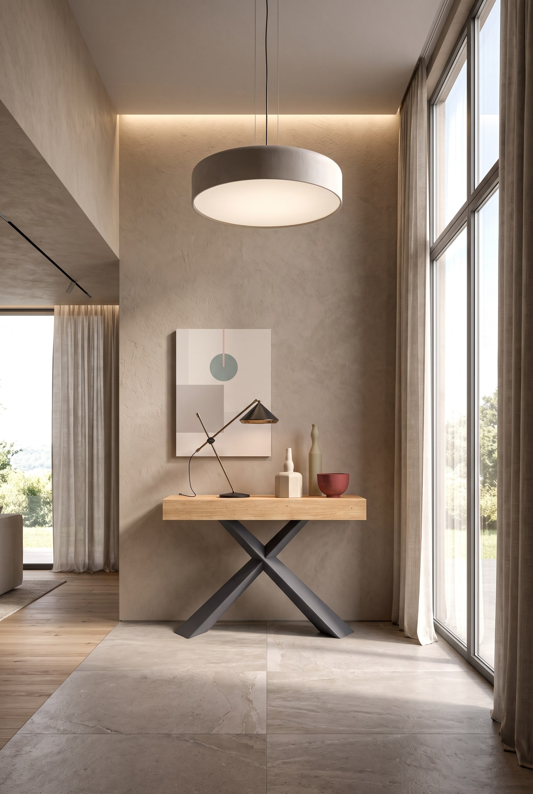 Corridoio con una console che funge da tavolo allungabile per l'ingresso, sedie da pranzo sullo sfondo e una grande lampada a sospensione