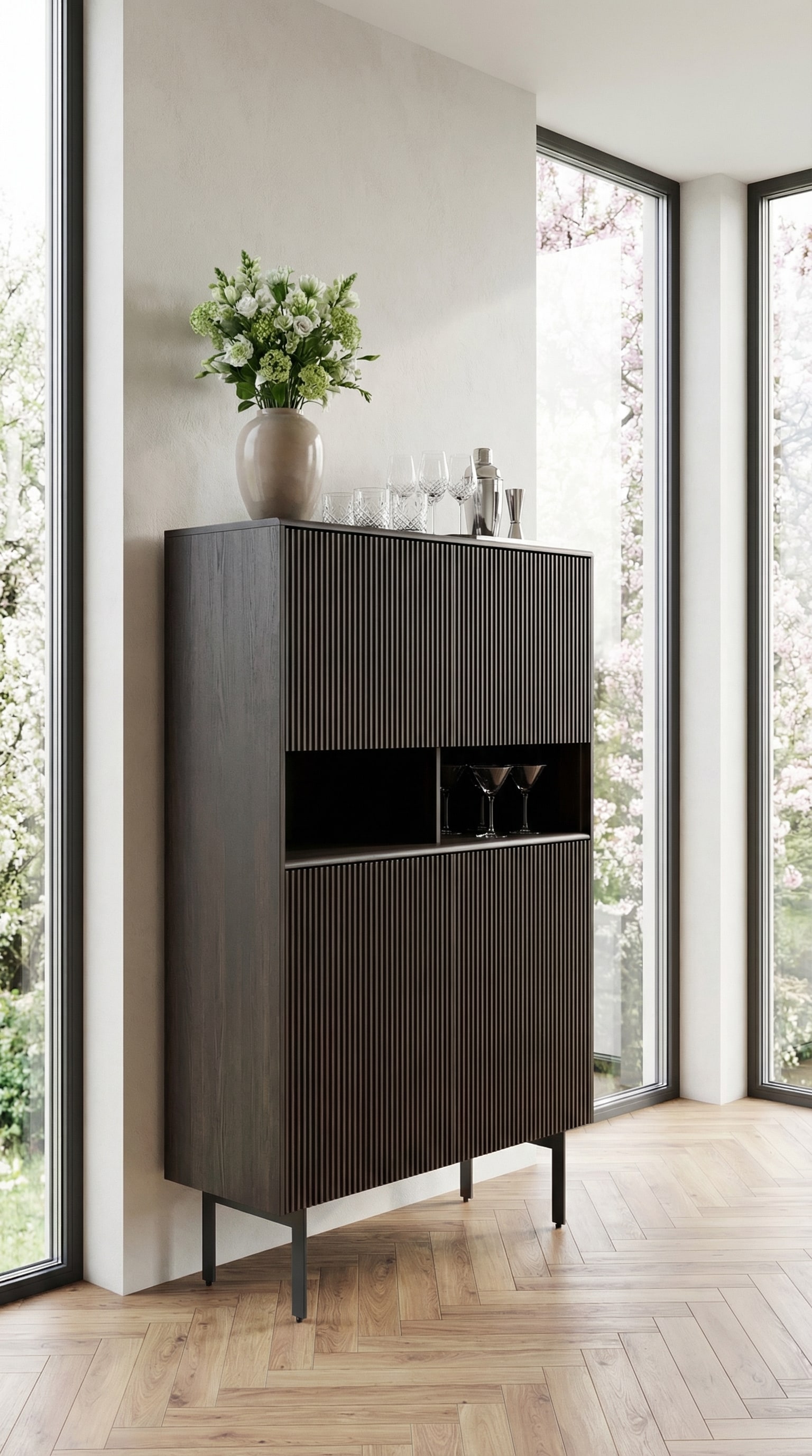 Highboard Punt Malmö en bois dans un salon moderne avec de grandes fenêtres. Highboard Punt Malmö en bois dans un salon moderne avec de grandes fenêtres.