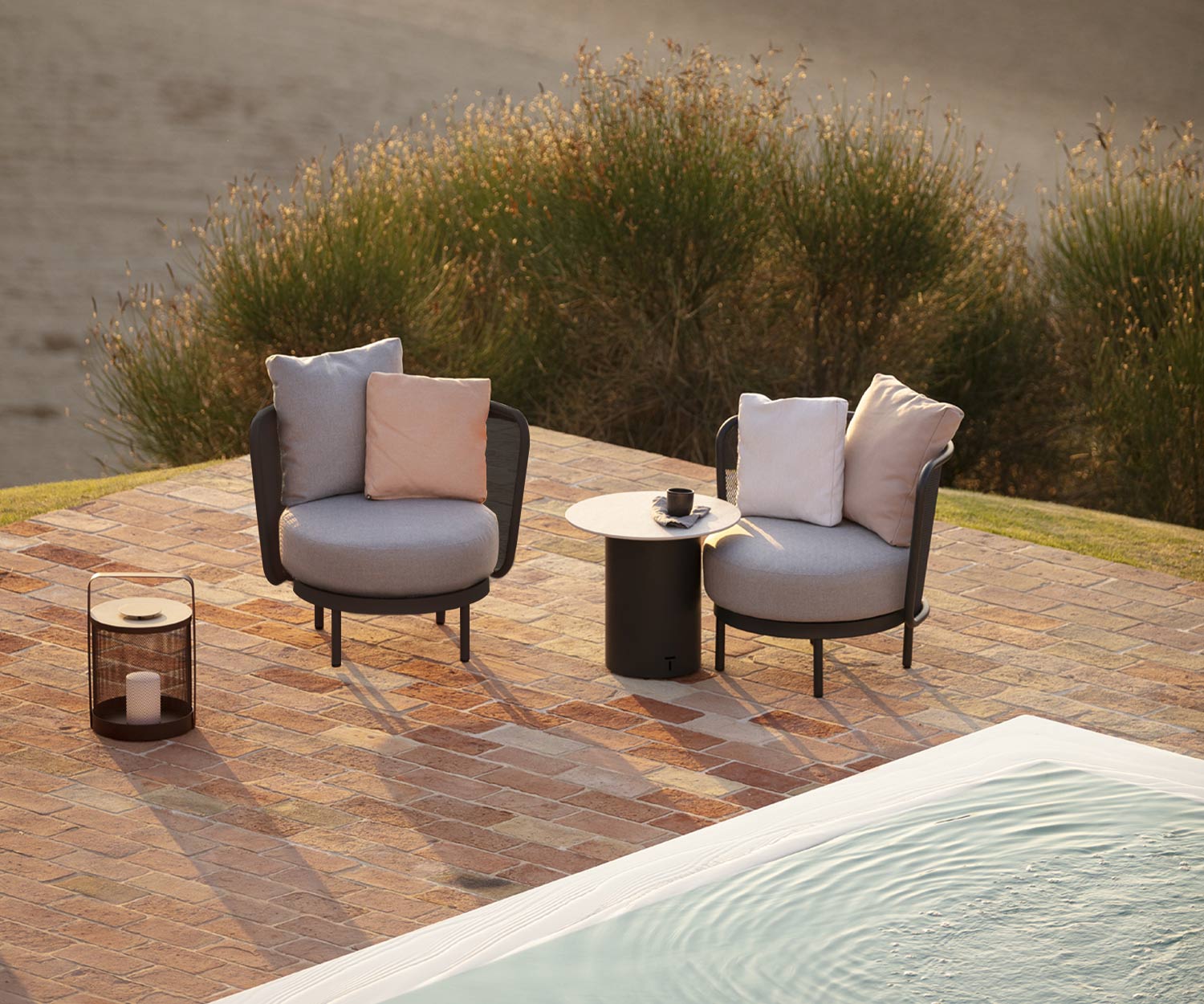 Exklusiver Todus Baza Round Design Clubsessel am Swimming Pool Exklusiver Todus Baza Round Design Clubsessel am Swimming Pool