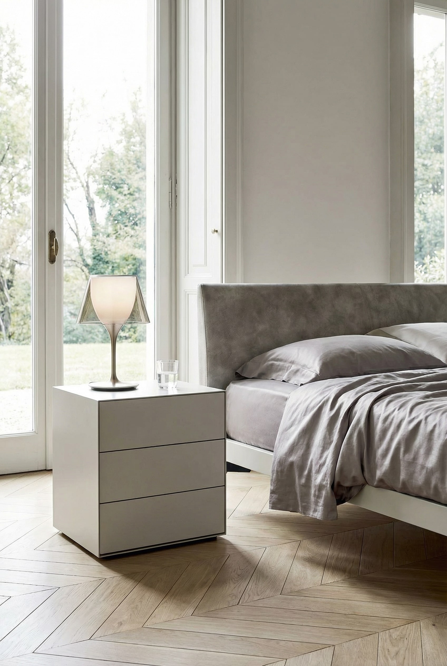 Livitalia Ecletto Nachtkastje met 3 laden naast een comfortabel gestoffeerd bed. Livitalia Ecletto Nachtkastje met 3 laden naast een comfortabel gestoffeerd bed.