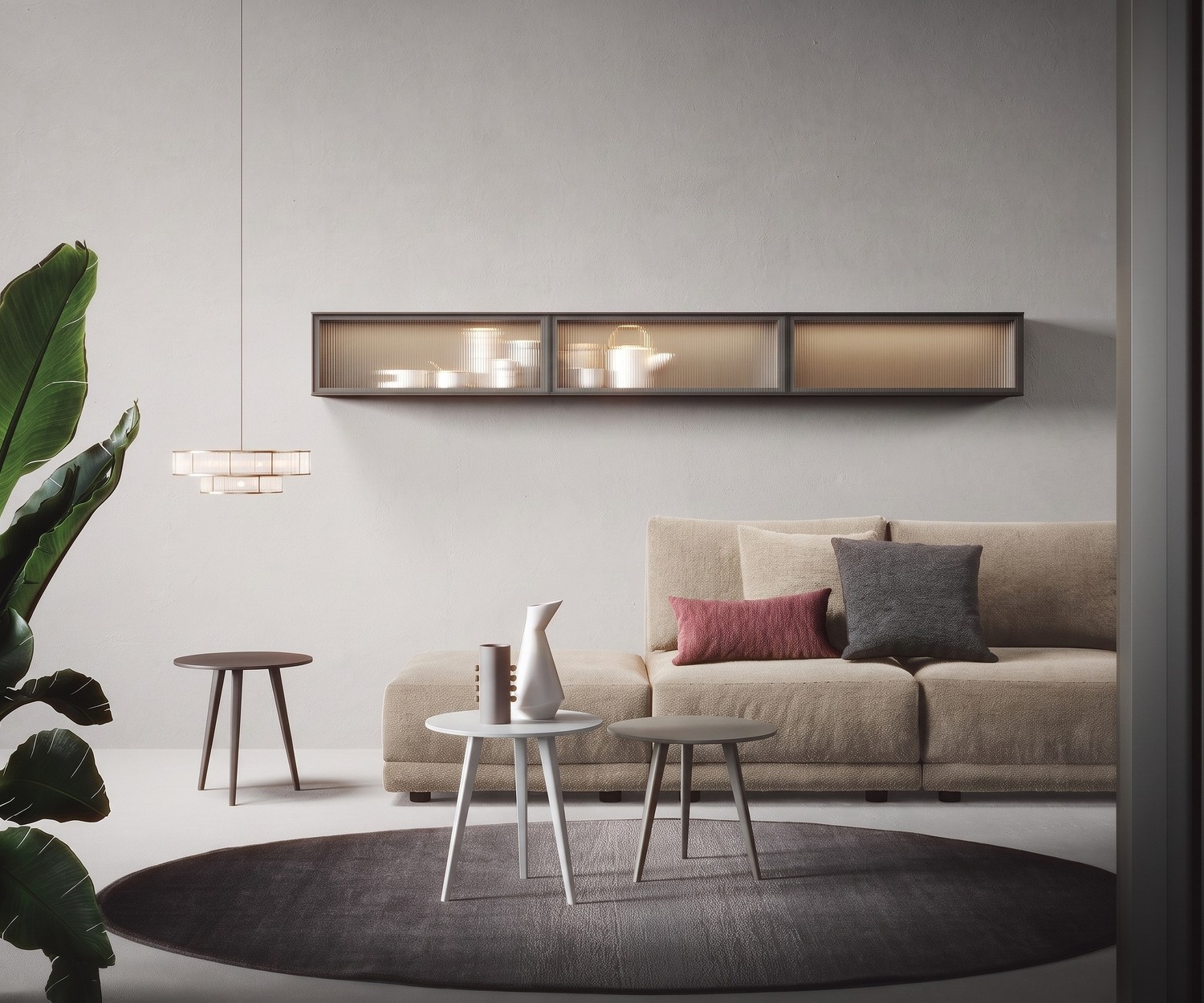 Beistelltisch Trio von Novamobili im Wohnzimmer, runder Couchtisch aus Holz mit drei Beinen neben einem beigen Sofa.