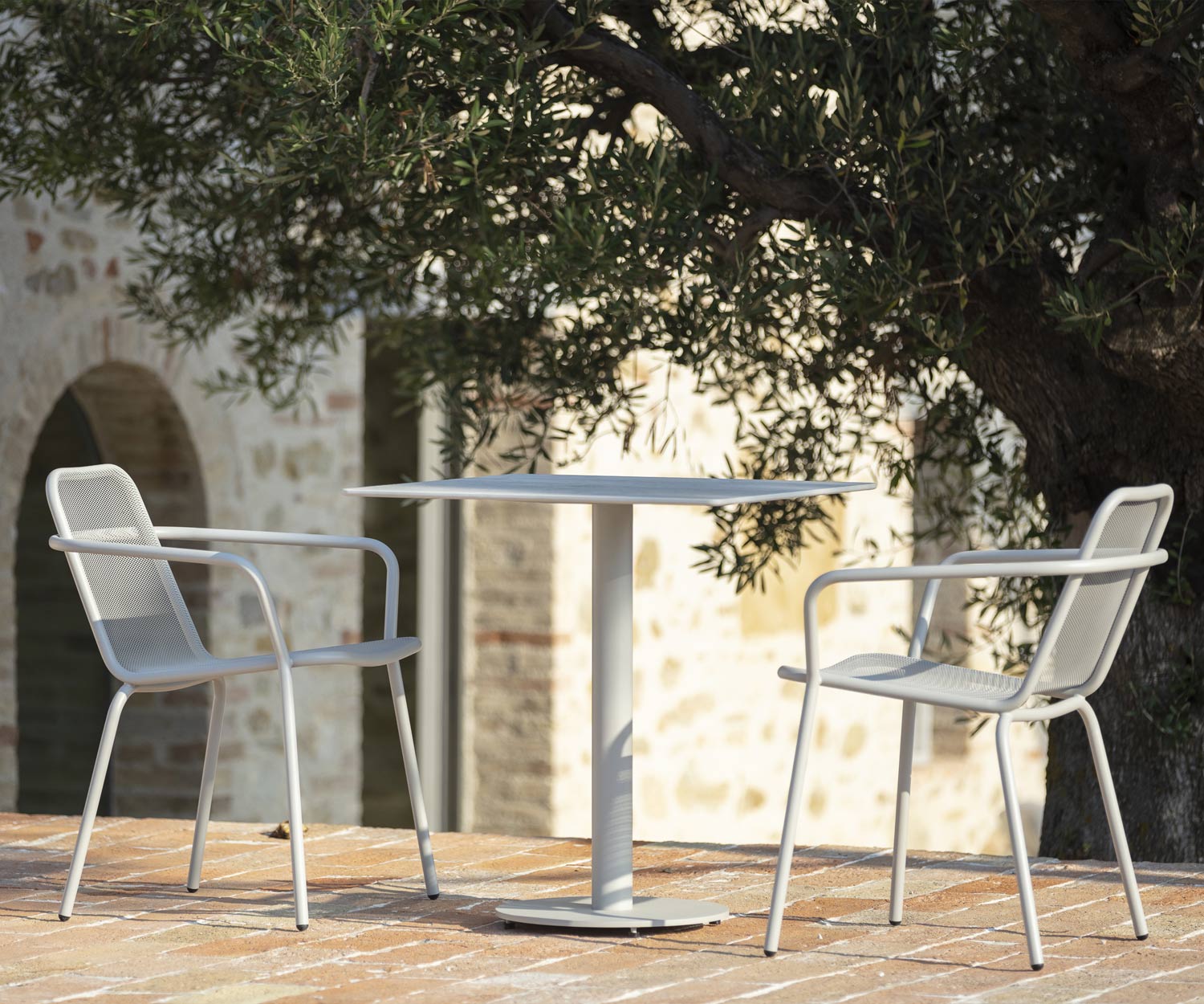 Quadratischer Todus Designer Gartentisch Branta mit 2 Stühlen auf Terrasse