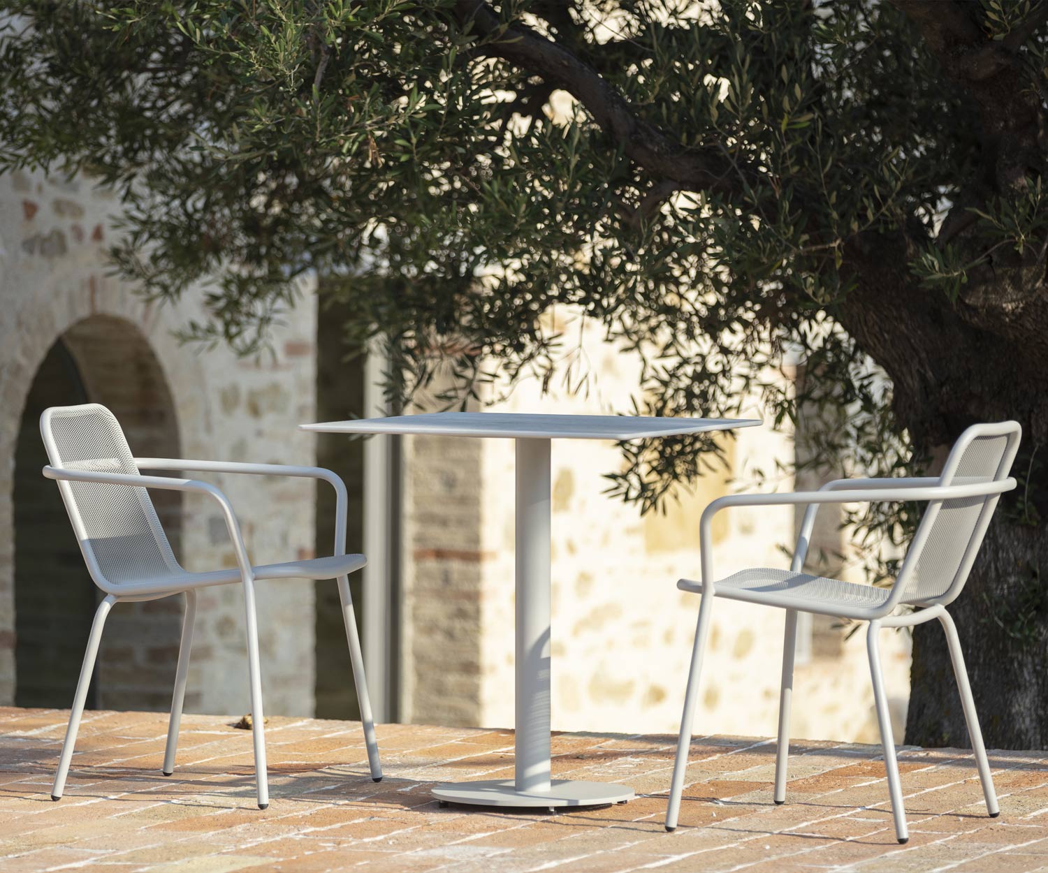 Quadratischer Todus Designer Gartentisch Branta mit 2 Stühlen auf Terrasse Quadratischer Todus Designer Gartentisch Branta mit 2 Stühlen auf Terrasse