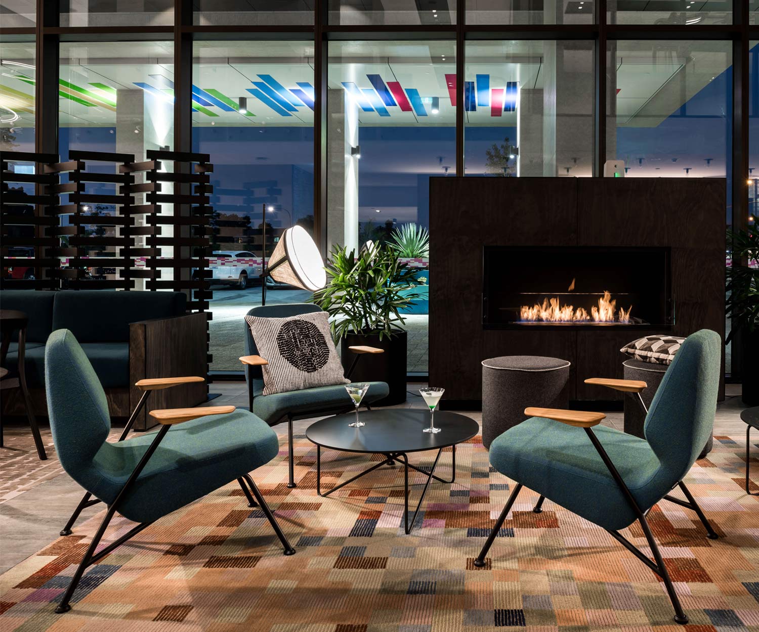 Hochwertiger Prostoria Designer Sessel Oblique in Grün im Wohnzimmer Hochwertiger Prostoria Designer Sessel Oblique in Grün im Wohnzimmer